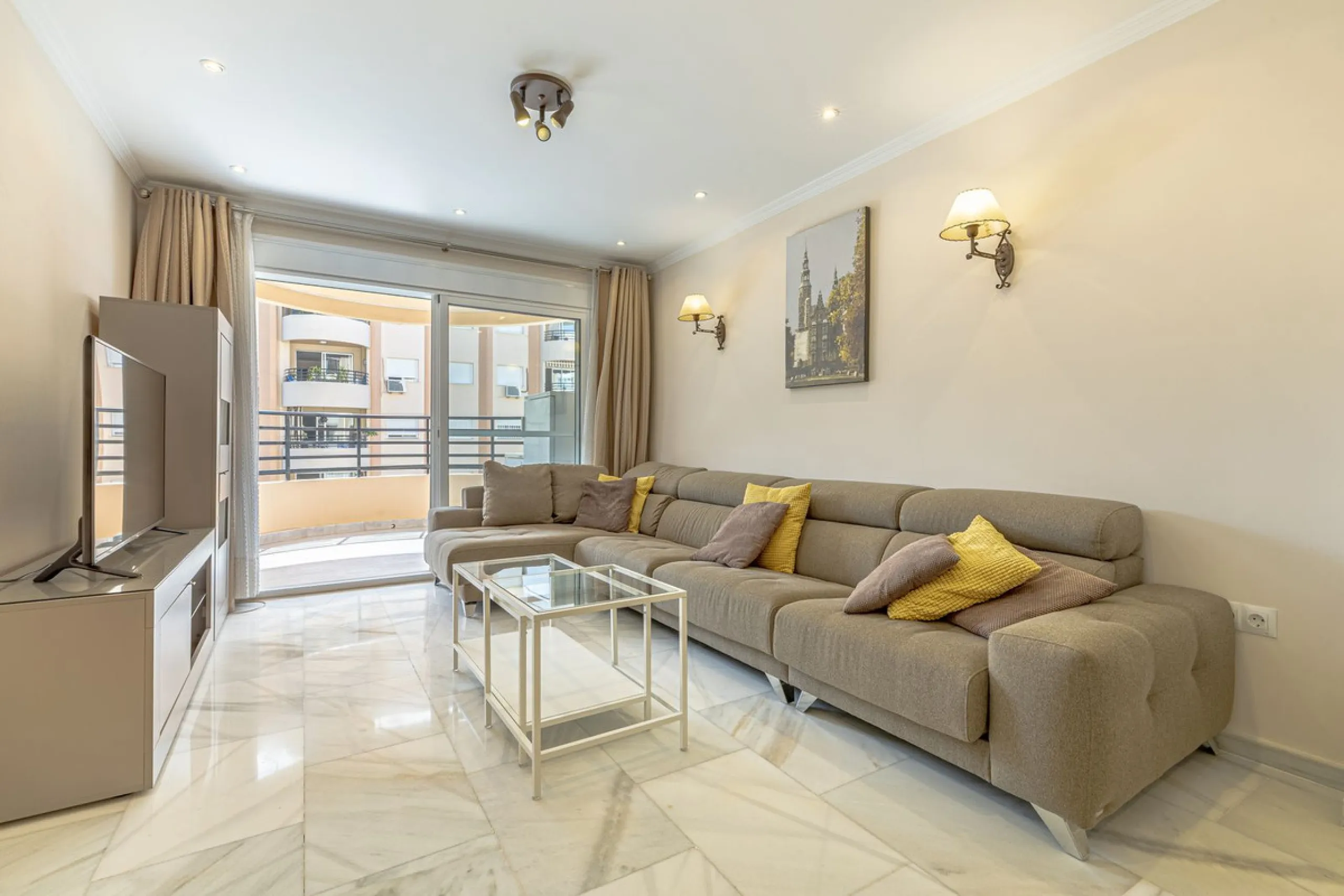 Impeccable corner apartment on the fifth floor with views of the pool and morning sun. The property has been completely renovated and is ready to move into. It has a living-dining room with access to the terrace, a fully equipped kitchen with a laundry ro