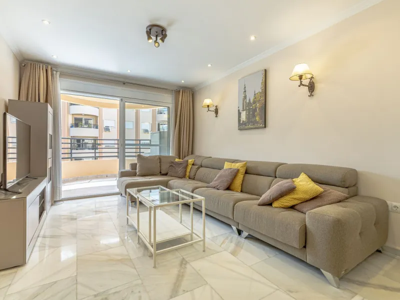 Impeccable corner apartment on the fifth floor with views of the pool and morning sun. The property has been completely renovated and is ready to move into. It has a living-dining room with access to the terrace, a fully equipped kitchen with a laundry ro