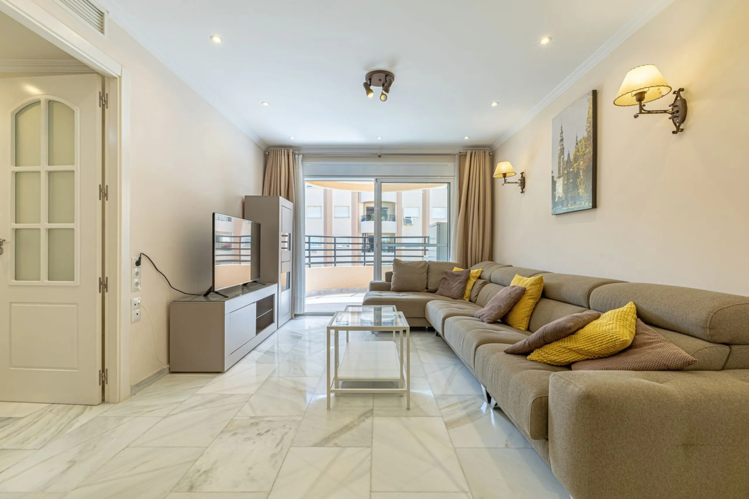 Impeccable corner apartment on the fifth floor with views of the pool and morning sun. The property has been completely renovated and is ready to move into. It has a living-dining room with access to the terrace, a fully equipped kitchen with a laundry ro