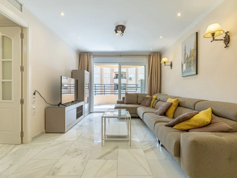 Impeccable corner apartment on the fifth floor with views of the pool and morning sun. The property has been completely renovated and is ready to move into. It has a living-dining room with access to the terrace, a fully equipped kitchen with a laundry ro