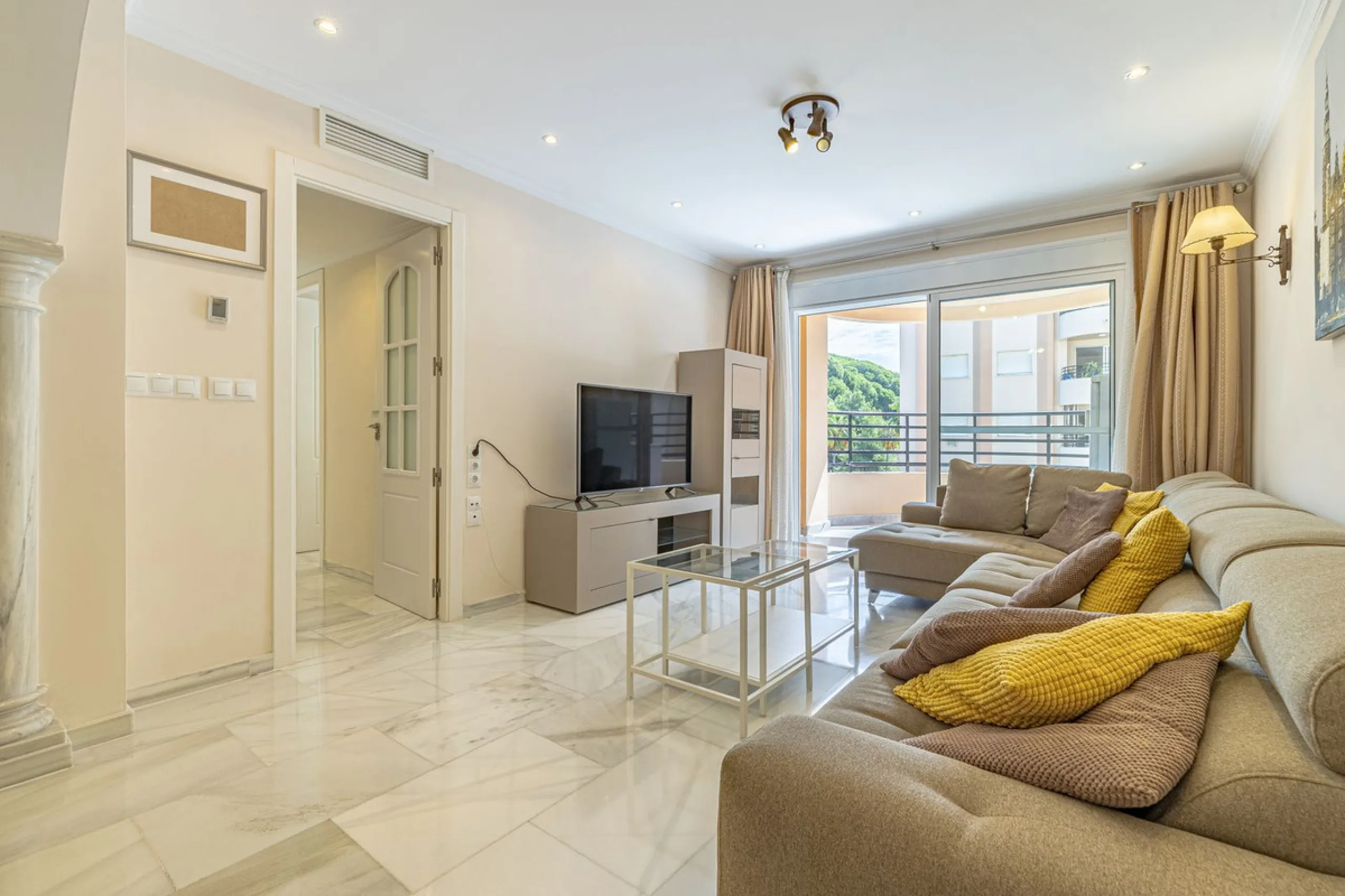 Impeccable corner apartment on the fifth floor with views of the pool and morning sun. The property has been completely renovated and is ready to move into. It has a living-dining room with access to the terrace, a fully equipped kitchen with a laundry ro