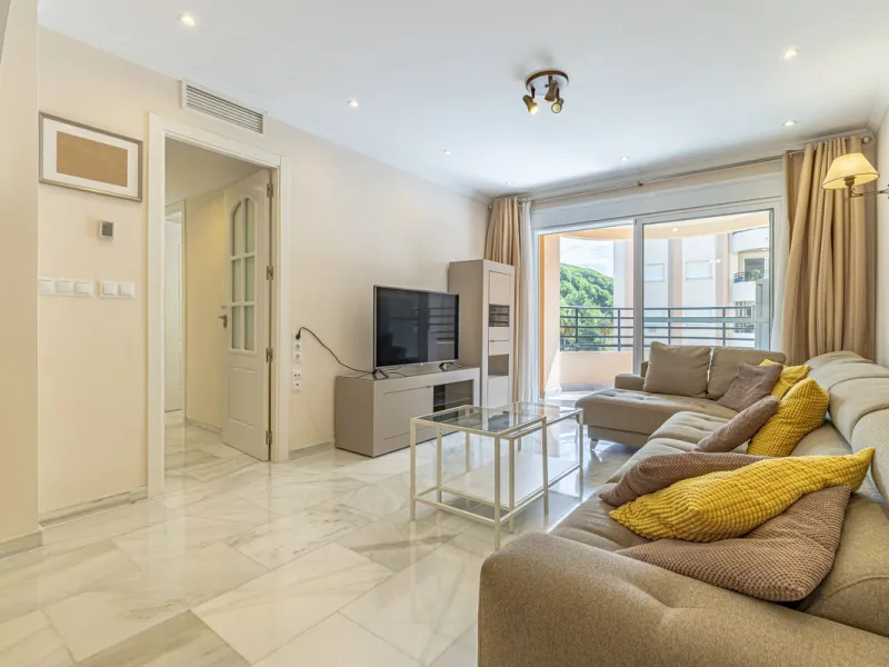 Impeccable corner apartment on the fifth floor with views of the pool and morning sun. The property has been completely renovated and is ready to move into. It has a living-dining room with access to the terrace, a fully equipped kitchen with a laundry ro