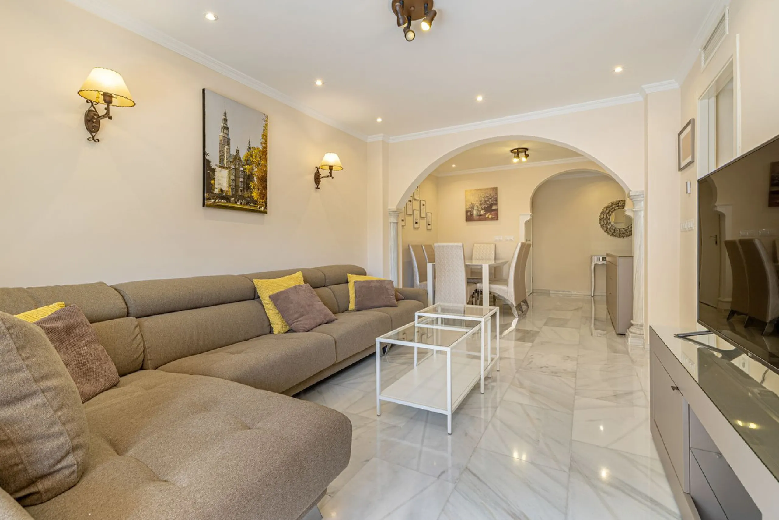Impeccable corner apartment on the fifth floor with views of the pool and morning sun. The property has been completely renovated and is ready to move into. It has a living-dining room with access to the terrace, a fully equipped kitchen with a laundry ro