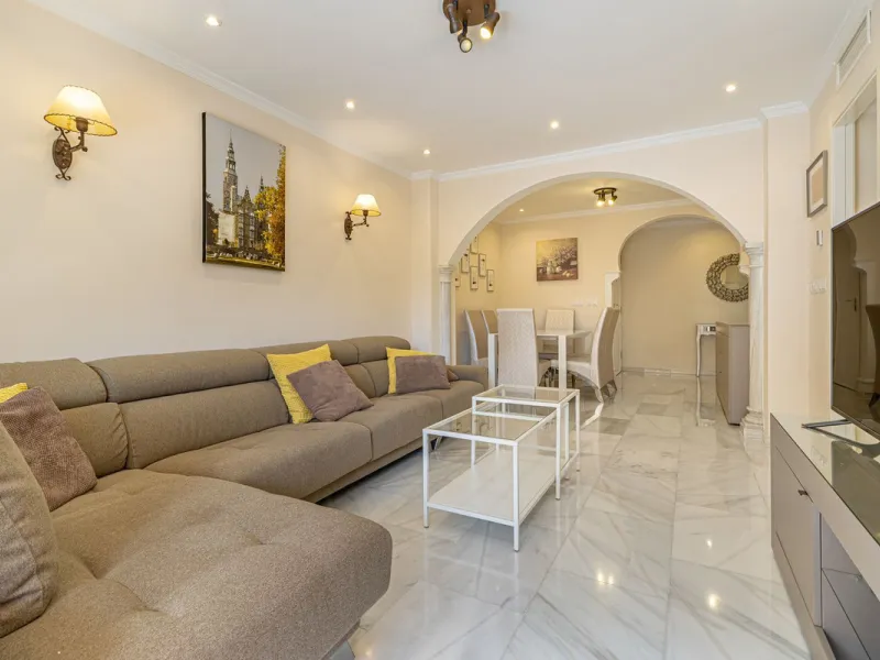 Impeccable corner apartment on the fifth floor with views of the pool and morning sun. The property has been completely renovated and is ready to move into. It has a living-dining room with access to the terrace, a fully equipped kitchen with a laundry ro