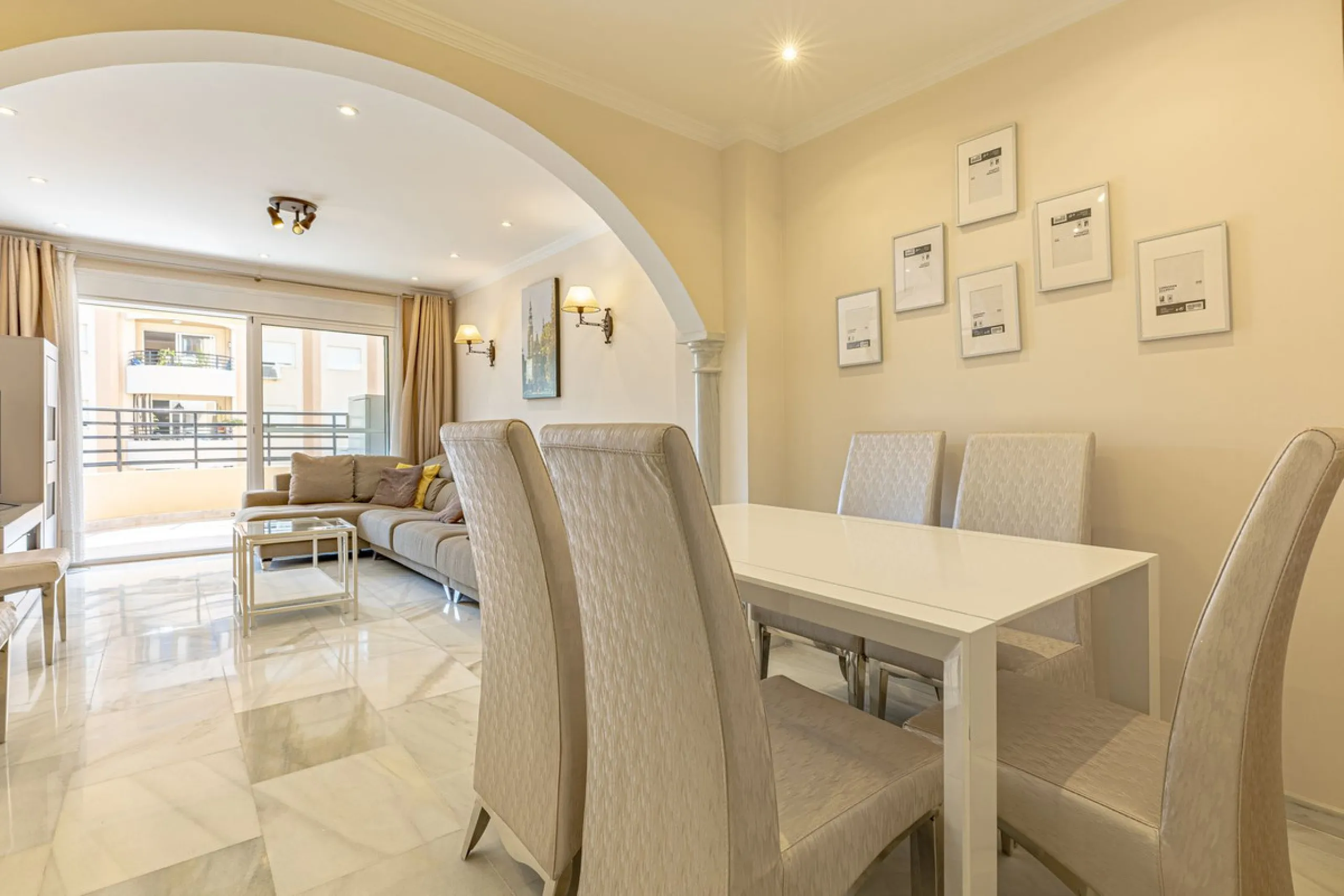 Impeccable corner apartment on the fifth floor with views of the pool and morning sun. The property has been completely renovated and is ready to move into. It has a living-dining room with access to the terrace, a fully equipped kitchen with a laundry ro