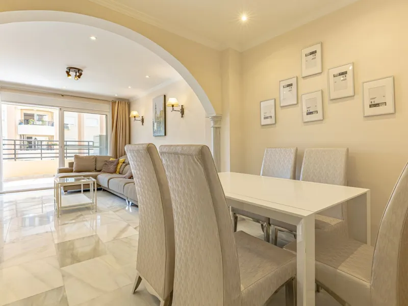 Impeccable corner apartment on the fifth floor with views of the pool and morning sun. The property has been completely renovated and is ready to move into. It has a living-dining room with access to the terrace, a fully equipped kitchen with a laundry ro