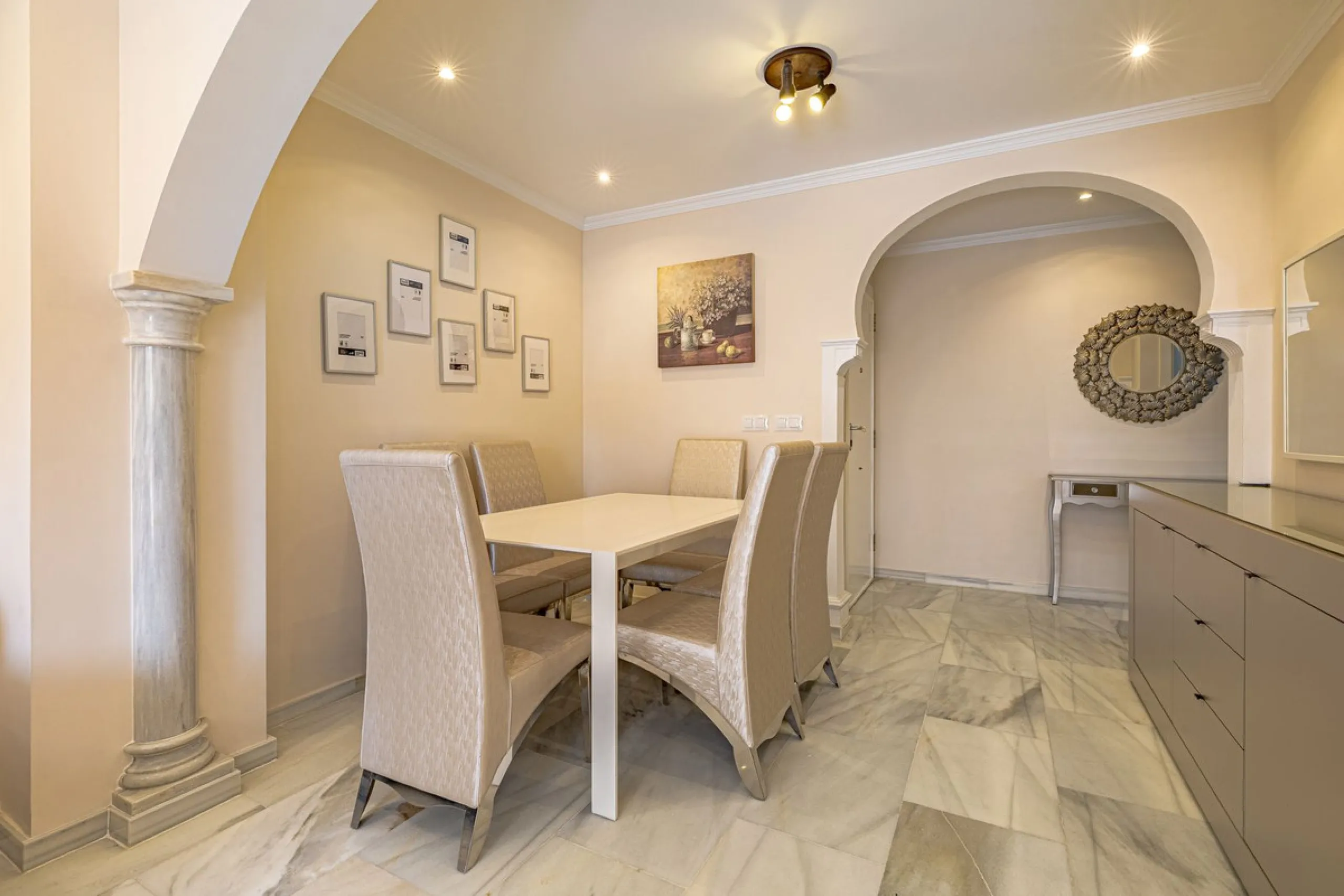 Impeccable corner apartment on the fifth floor with views of the pool and morning sun. The property has been completely renovated and is ready to move into. It has a living-dining room with access to the terrace, a fully equipped kitchen with a laundry ro