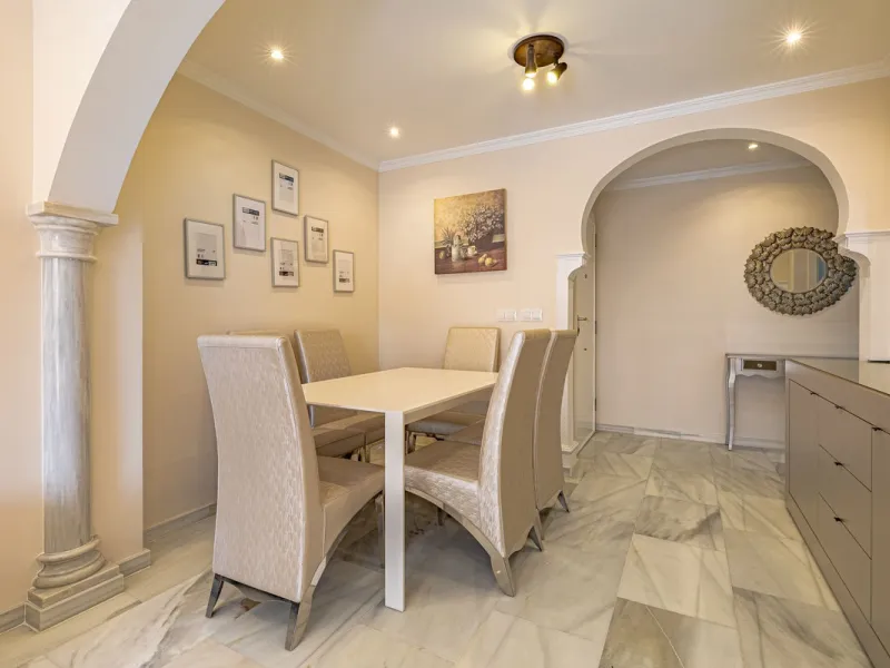 Impeccable corner apartment on the fifth floor with views of the pool and morning sun. The property has been completely renovated and is ready to move into. It has a living-dining room with access to the terrace, a fully equipped kitchen with a laundry ro