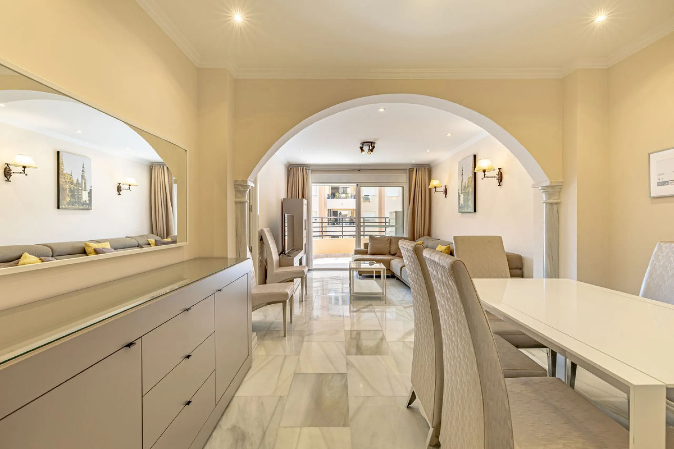Impeccable corner apartment on the fifth floor with views of the pool and morning sun. The property has been completely renovated and is ready to move into. It has a living-dining room with access to the terrace, a fully equipped kitchen with a laundry ro
