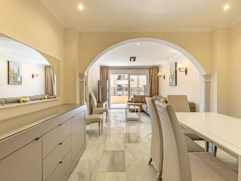 Impeccable corner apartment on the fifth floor with views of the pool and morning sun. The property has been completely renovated and is ready to move into. It has a living-dining room with access to the terrace, a fully equipped kitchen with a laundry ro