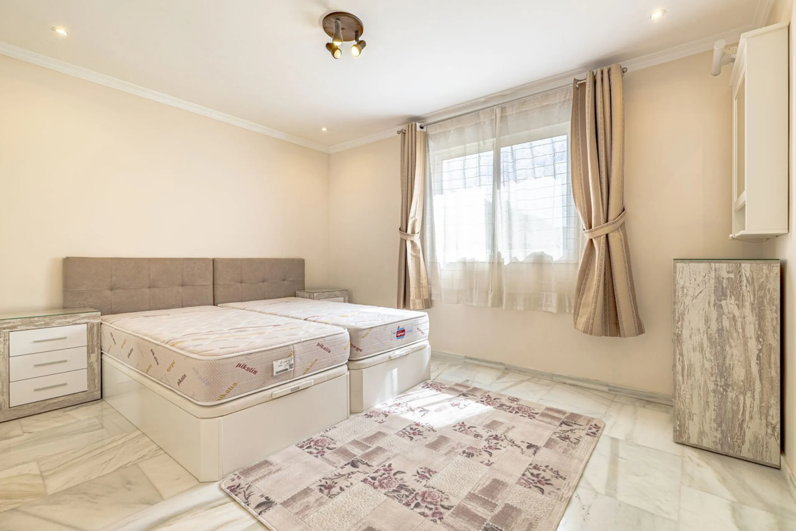 Impeccable corner apartment on the fifth floor with views of the pool and morning sun. The property has been completely renovated and is ready to move into. It has a living-dining room with access to the terrace, a fully equipped kitchen with a laundry ro