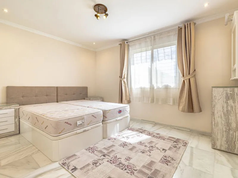 Impeccable corner apartment on the fifth floor with views of the pool and morning sun. The property has been completely renovated and is ready to move into. It has a living-dining room with access to the terrace, a fully equipped kitchen with a laundry ro