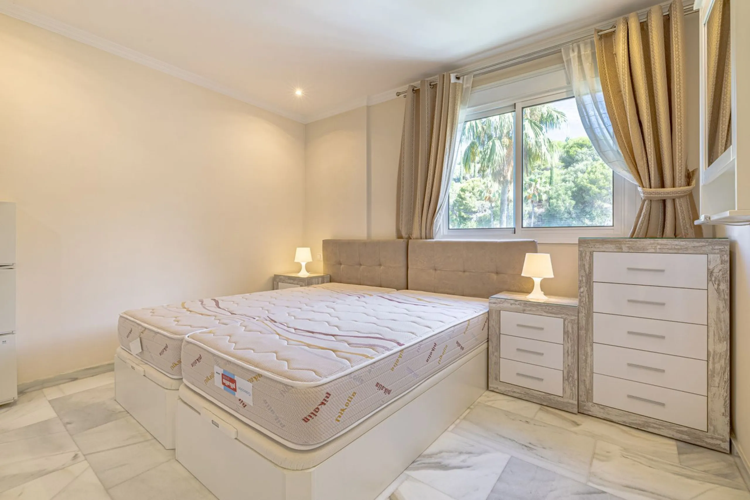 Impeccable corner apartment on the fifth floor with views of the pool and morning sun. The property has been completely renovated and is ready to move into. It has a living-dining room with access to the terrace, a fully equipped kitchen with a laundry ro