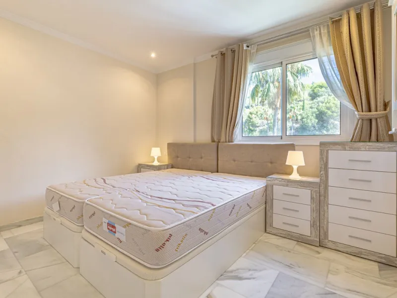 Impeccable corner apartment on the fifth floor with views of the pool and morning sun. The property has been completely renovated and is ready to move into. It has a living-dining room with access to the terrace, a fully equipped kitchen with a laundry ro