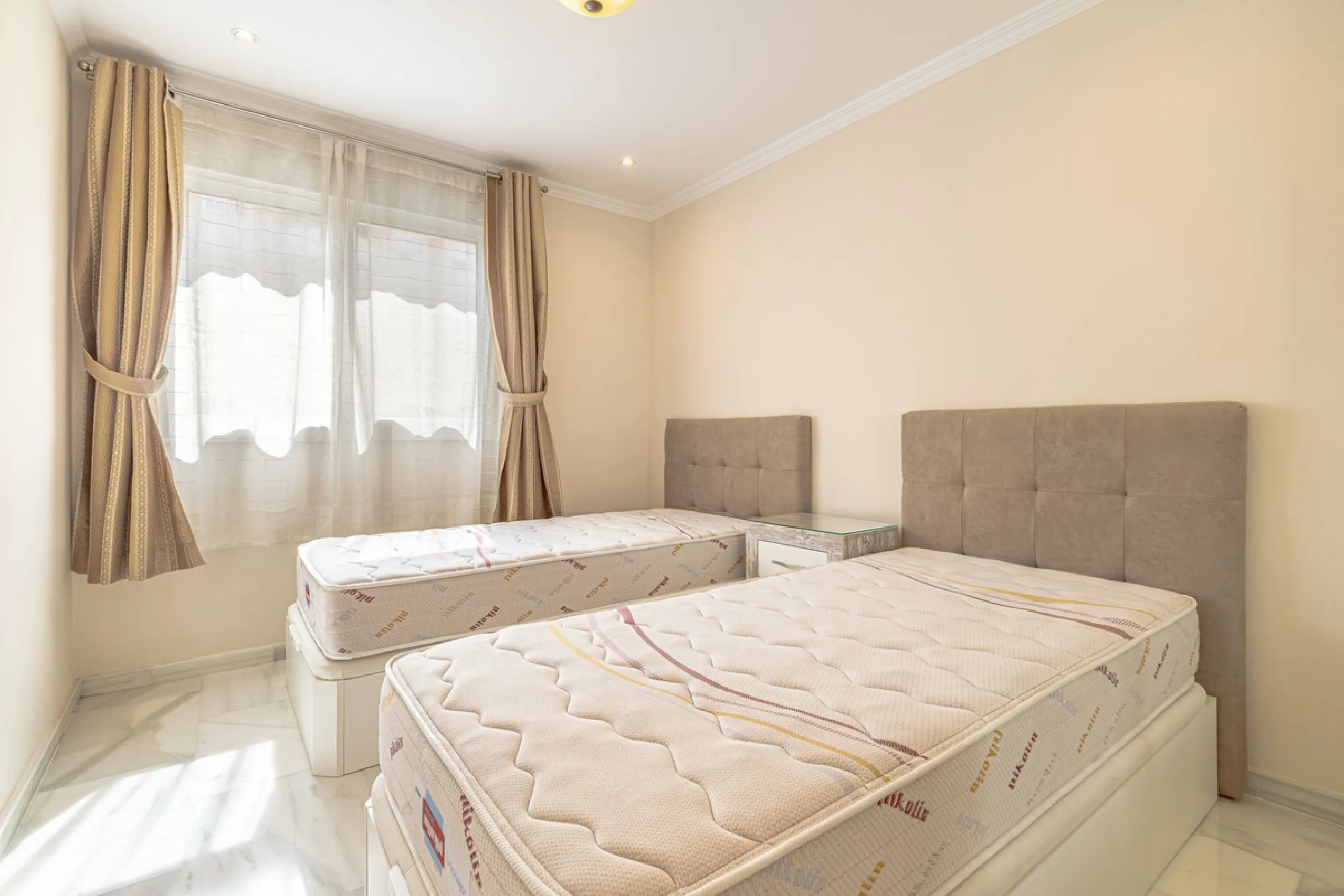 Impeccable corner apartment on the fifth floor with views of the pool and morning sun. The property has been completely renovated and is ready to move into. It has a living-dining room with access to the terrace, a fully equipped kitchen with a laundry ro