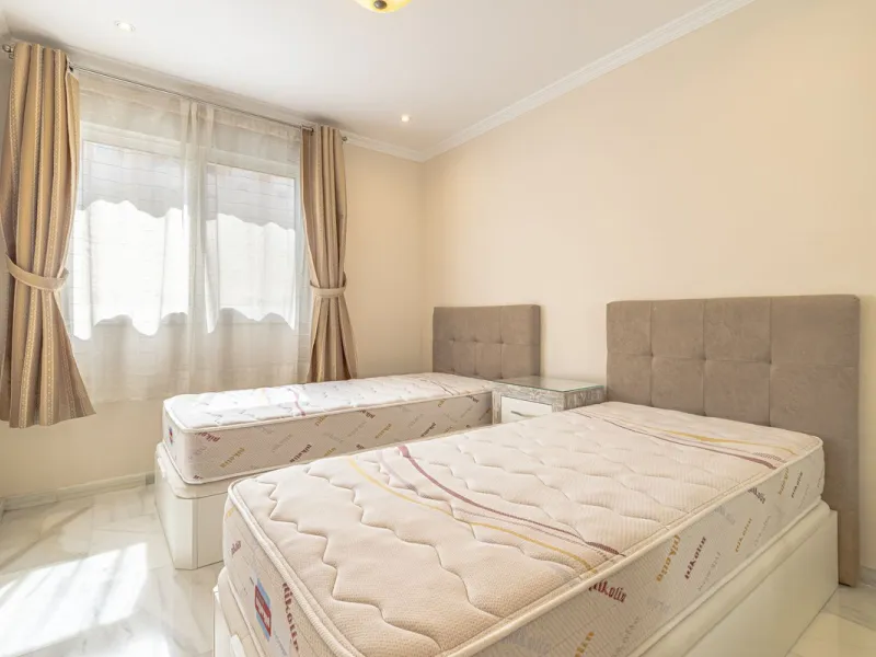 Impeccable corner apartment on the fifth floor with views of the pool and morning sun. The property has been completely renovated and is ready to move into. It has a living-dining room with access to the terrace, a fully equipped kitchen with a laundry ro