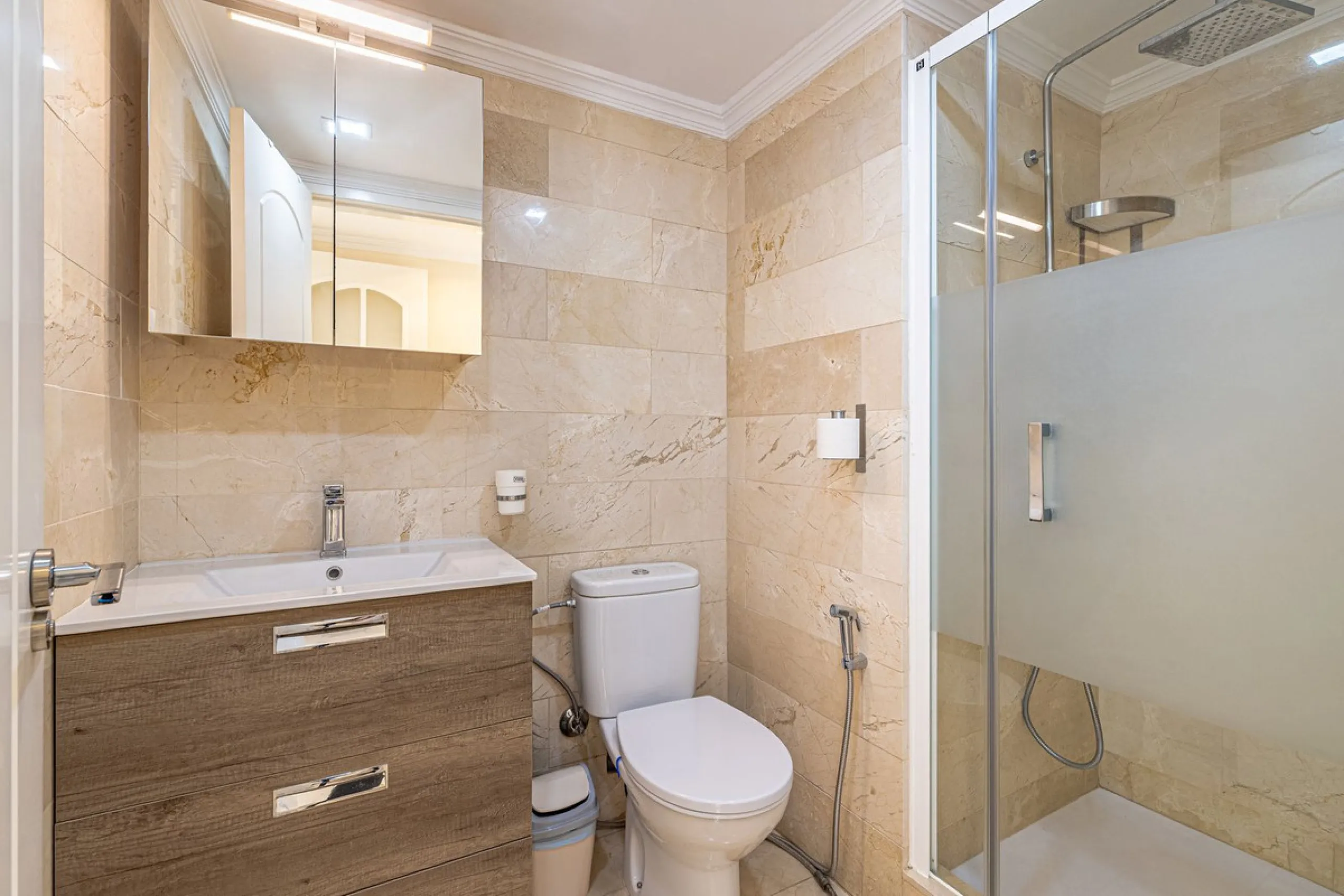 Impeccable corner apartment on the fifth floor with views of the pool and morning sun. The property has been completely renovated and is ready to move into. It has a living-dining room with access to the terrace, a fully equipped kitchen with a laundry ro