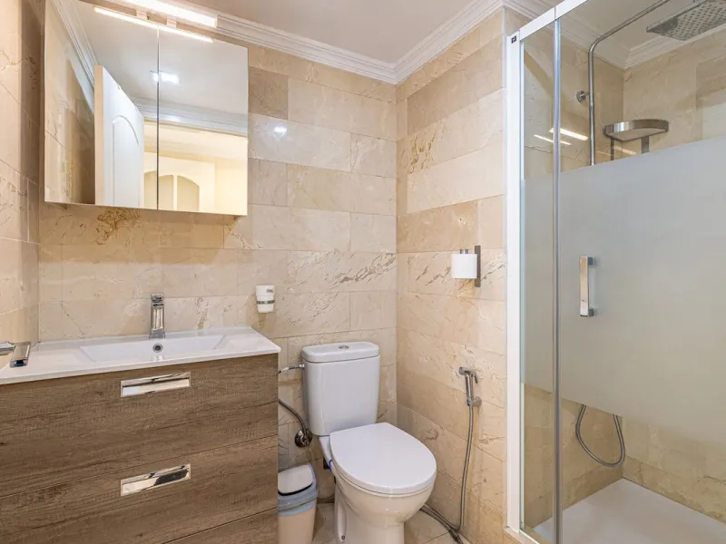 Impeccable corner apartment on the fifth floor with views of the pool and morning sun. The property has been completely renovated and is ready to move into. It has a living-dining room with access to the terrace, a fully equipped kitchen with a laundry ro