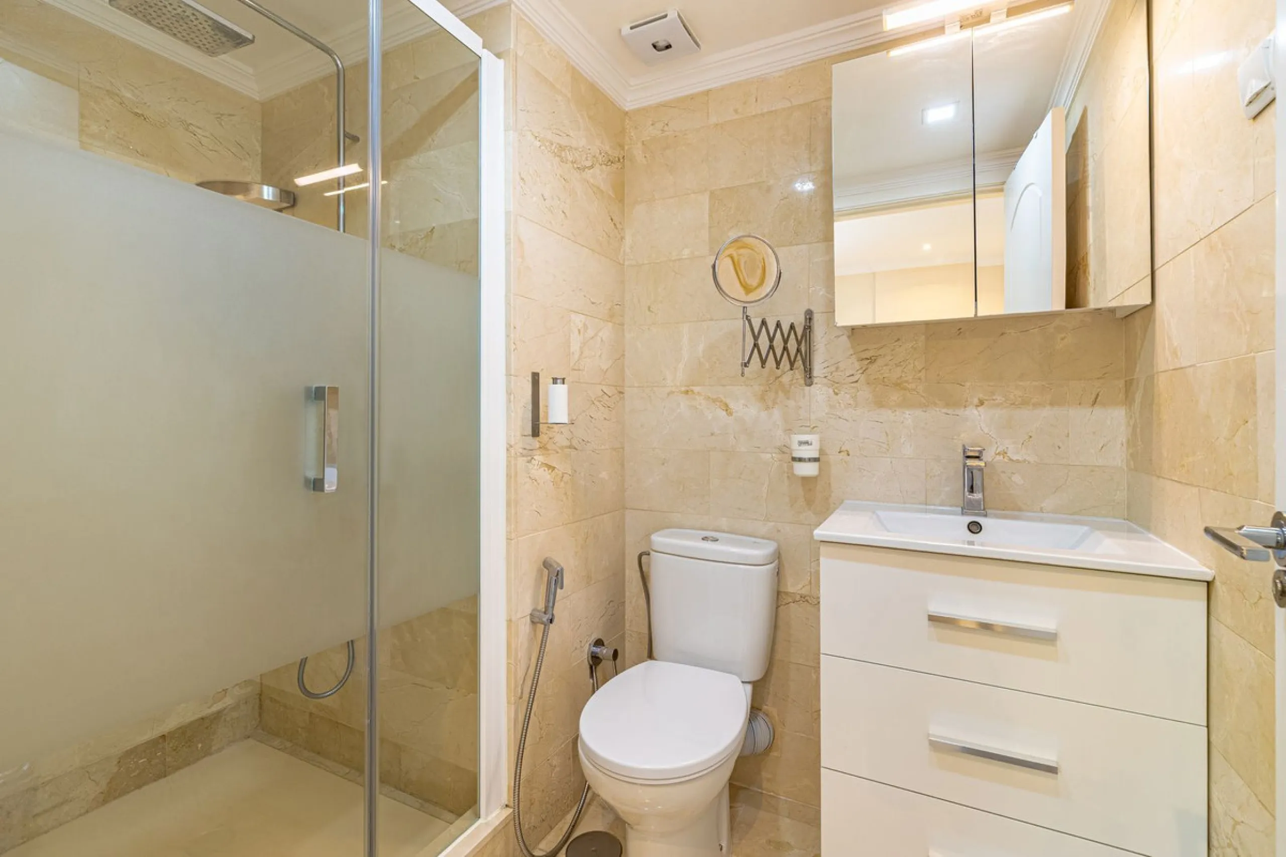 Impeccable corner apartment on the fifth floor with views of the pool and morning sun. The property has been completely renovated and is ready to move into. It has a living-dining room with access to the terrace, a fully equipped kitchen with a laundry ro