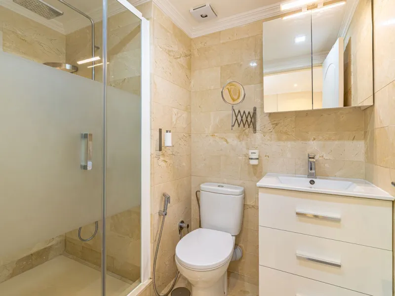 Impeccable corner apartment on the fifth floor with views of the pool and morning sun. The property has been completely renovated and is ready to move into. It has a living-dining room with access to the terrace, a fully equipped kitchen with a laundry ro