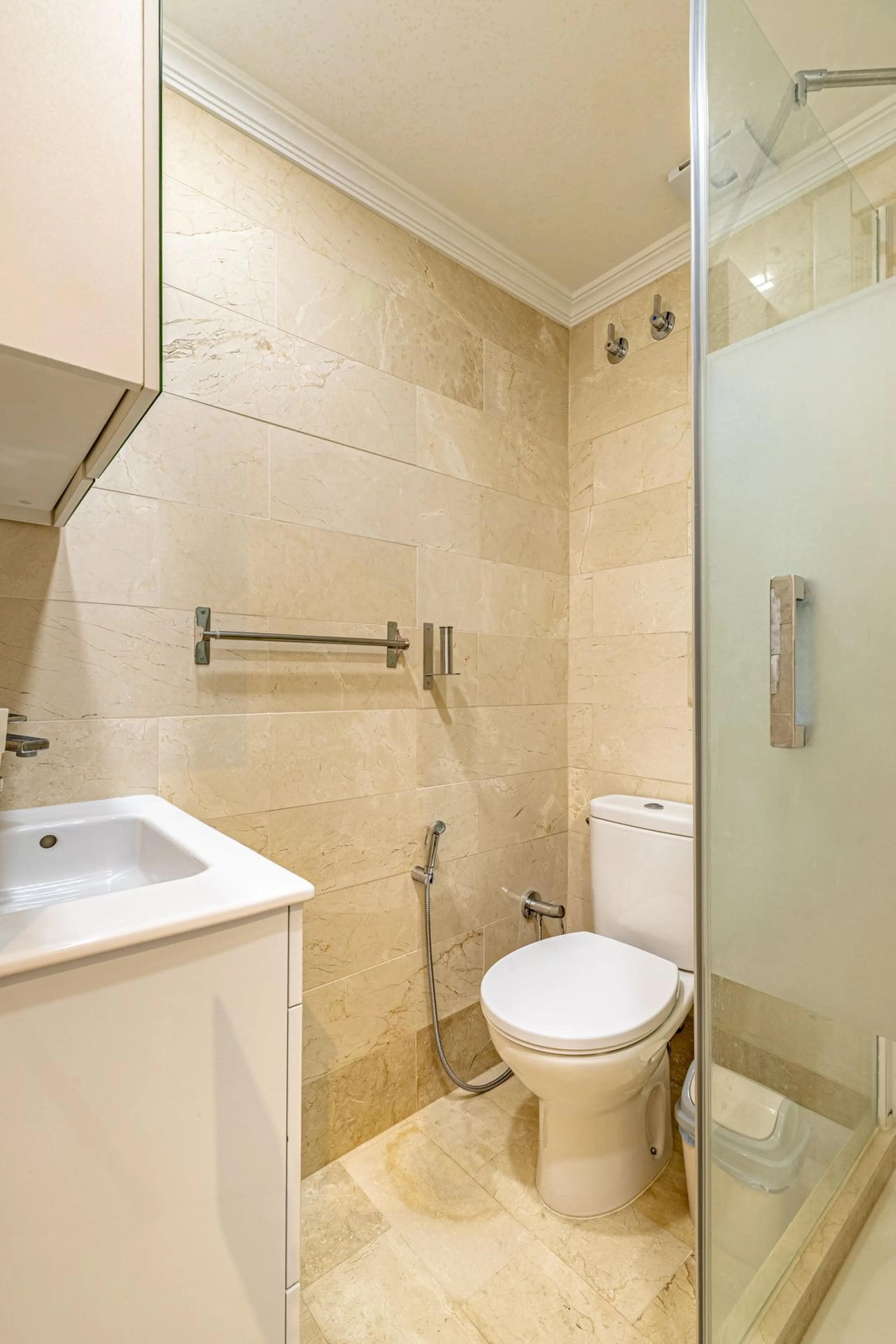 Impeccable corner apartment on the fifth floor with views of the pool and morning sun. The property has been completely renovated and is ready to move into. It has a living-dining room with access to the terrace, a fully equipped kitchen with a laundry ro