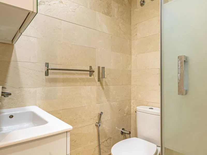 Impeccable corner apartment on the fifth floor with views of the pool and morning sun. The property has been completely renovated and is ready to move into. It has a living-dining room with access to the terrace, a fully equipped kitchen with a laundry ro