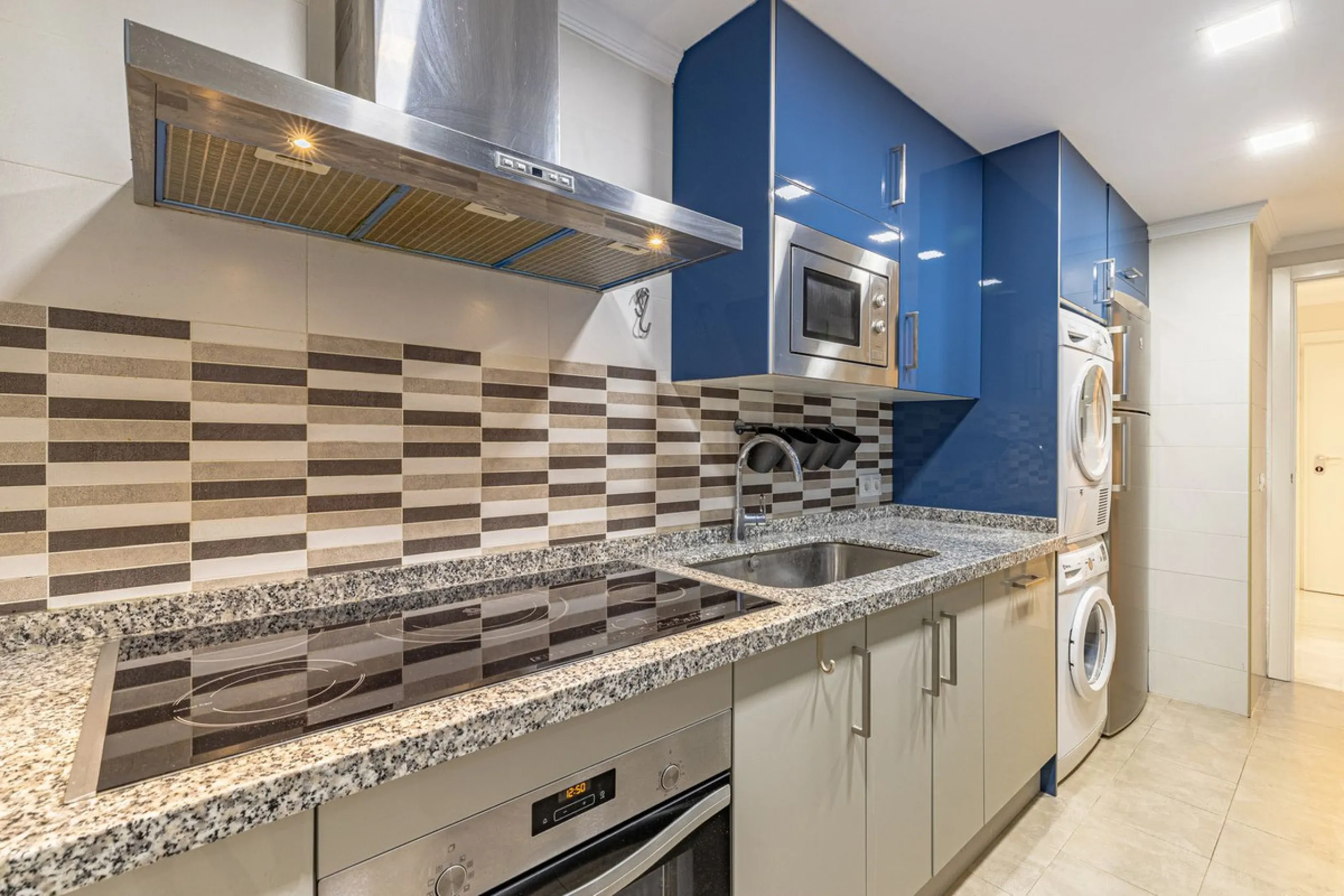 Impeccable corner apartment on the fifth floor with views of the pool and morning sun. The property has been completely renovated and is ready to move into. It has a living-dining room with access to the terrace, a fully equipped kitchen with a laundry ro