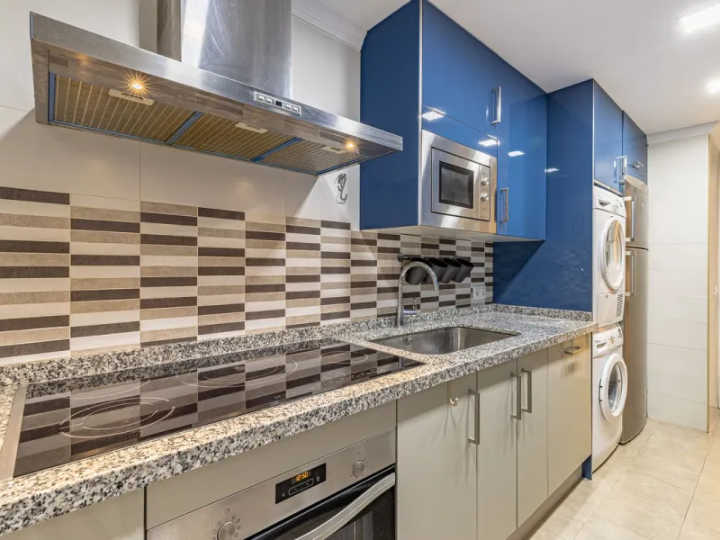 Impeccable corner apartment on the fifth floor with views of the pool and morning sun. The property has been completely renovated and is ready to move into. It has a living-dining room with access to the terrace, a fully equipped kitchen with a laundry ro