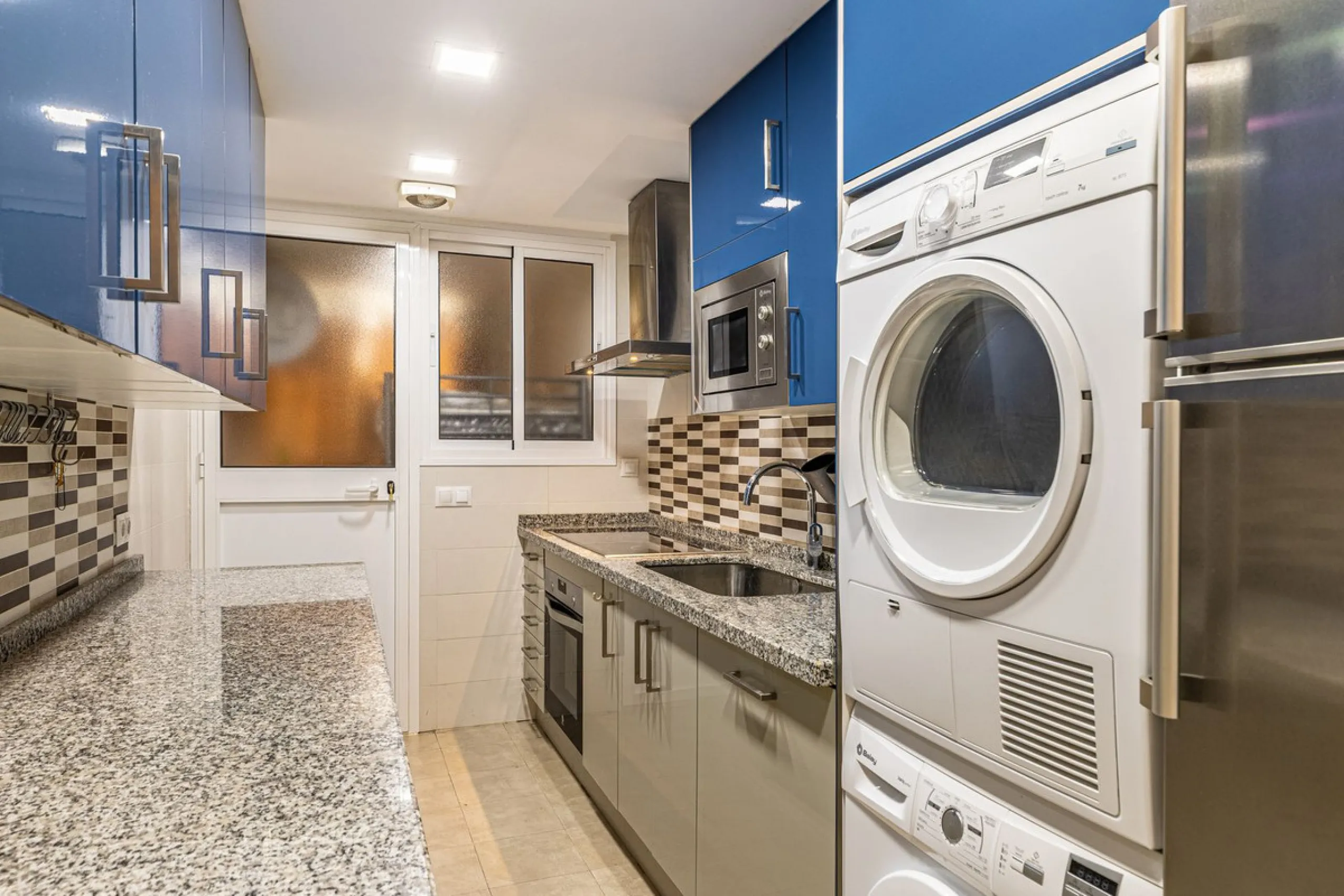 Impeccable corner apartment on the fifth floor with views of the pool and morning sun. The property has been completely renovated and is ready to move into. It has a living-dining room with access to the terrace, a fully equipped kitchen with a laundry ro