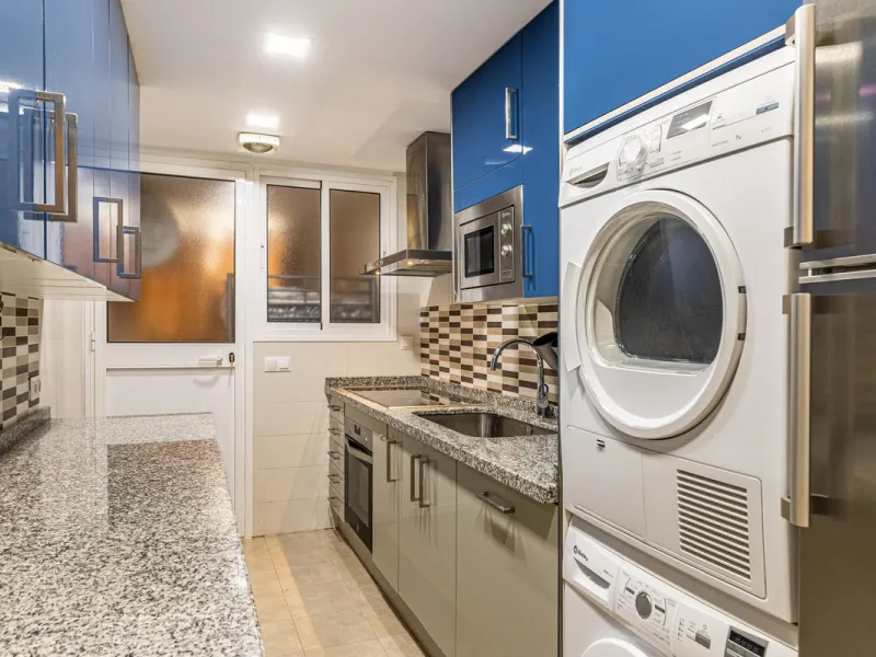 Impeccable corner apartment on the fifth floor with views of the pool and morning sun. The property has been completely renovated and is ready to move into. It has a living-dining room with access to the terrace, a fully equipped kitchen with a laundry ro