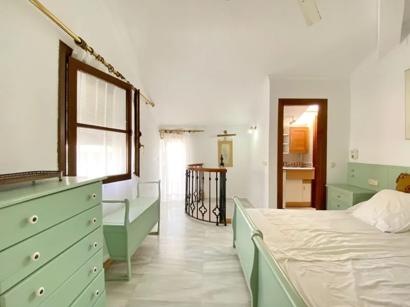 Apartment - Penthouse в продаже в Marbella, Málaga. В доме 3 спален и 2 ванных комнат. Площадь дома 91 м²