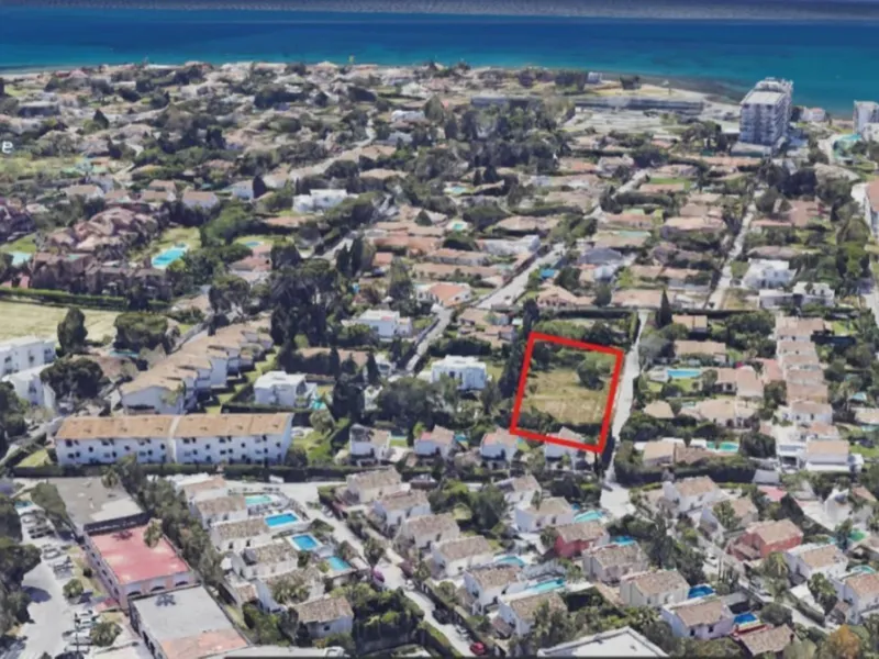 Plot - Residential Plot в продаже в Estepona, Málaga. Площадь участка 2595 м²