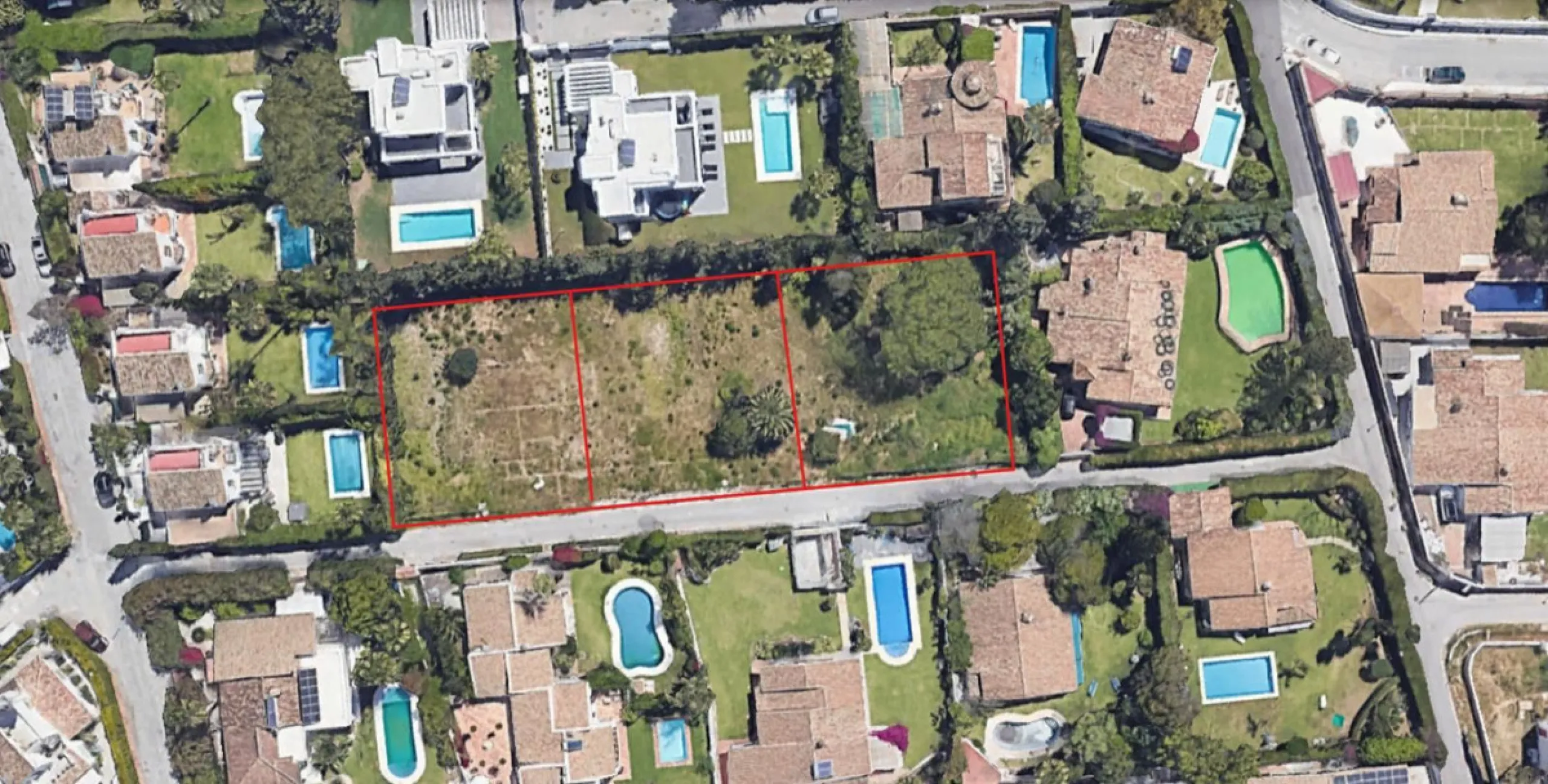 Plot - Residential Plot в продаже в Estepona, Málaga. Площадь участка 2595 м²