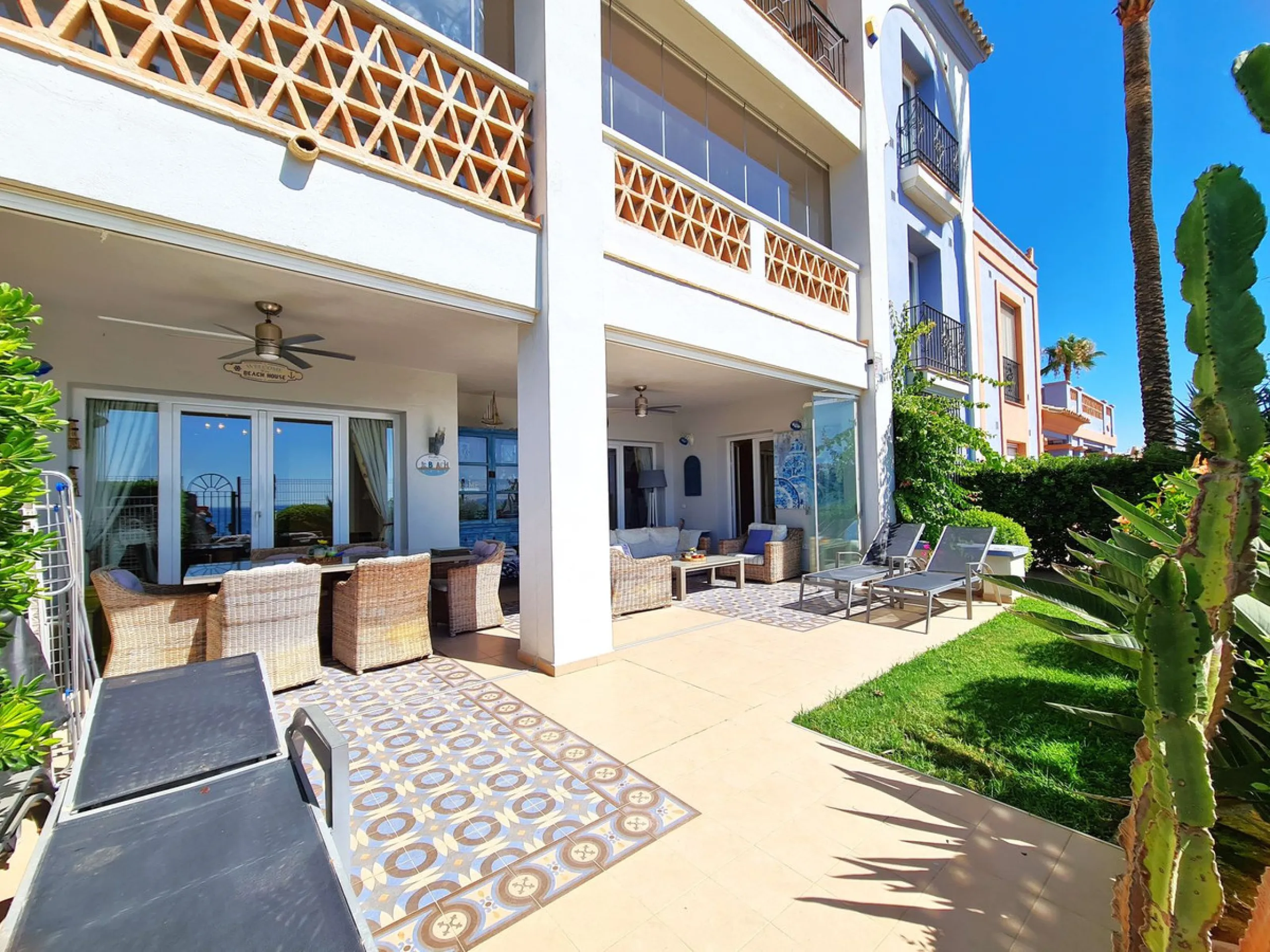 MAGNIFICENT 3-BEDROOM GROUND FLOOR APARTMENT WITH PRIVATE GARDEN ON THE BEACHFRONT