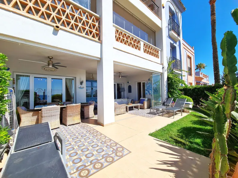 MAGNIFICENT 3-BEDROOM GROUND FLOOR APARTMENT WITH PRIVATE GARDEN ON THE BEACHFRONT