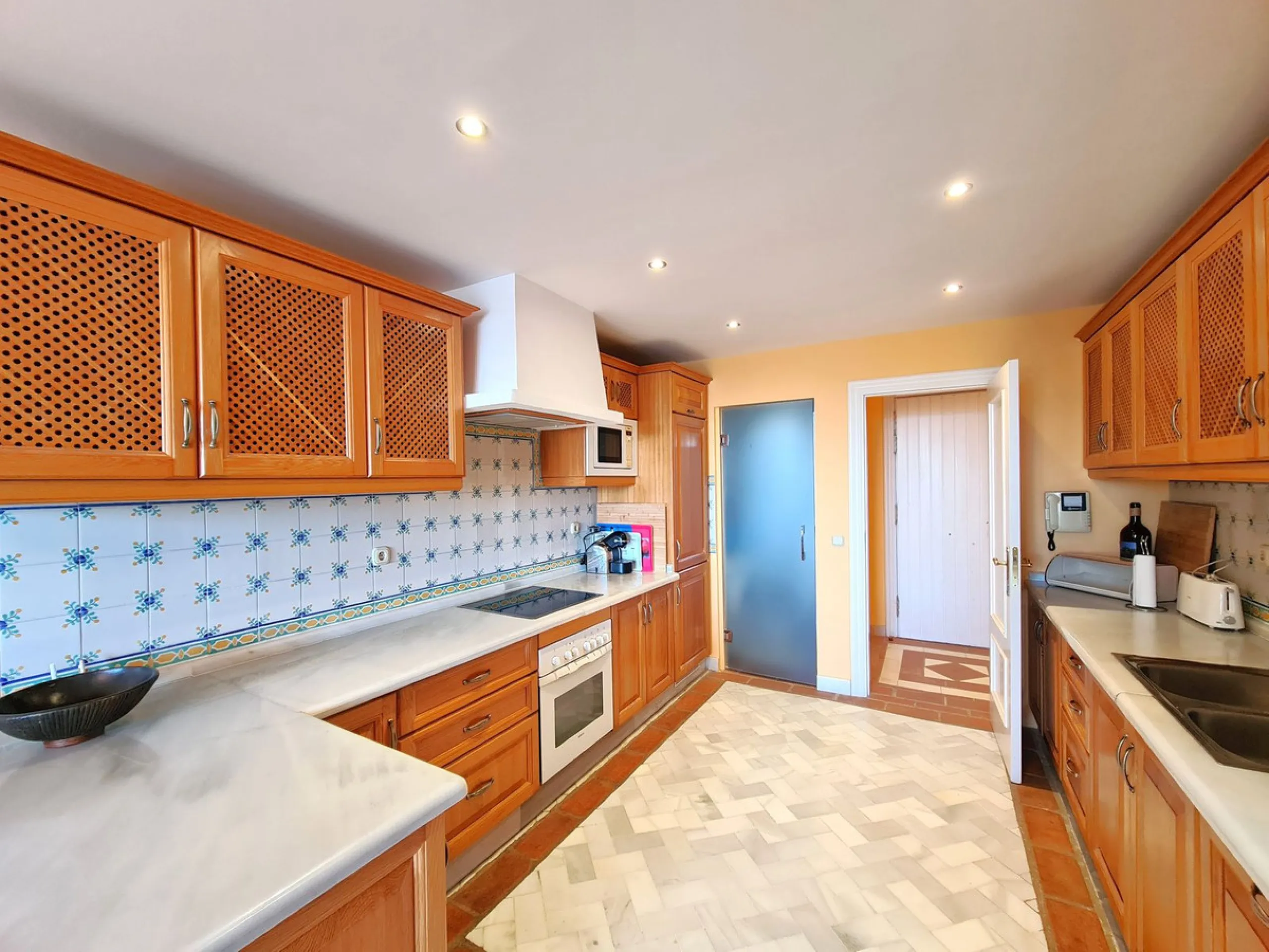 MAGNIFICENT 3-BEDROOM GROUND FLOOR APARTMENT WITH PRIVATE GARDEN ON THE BEACHFRONT