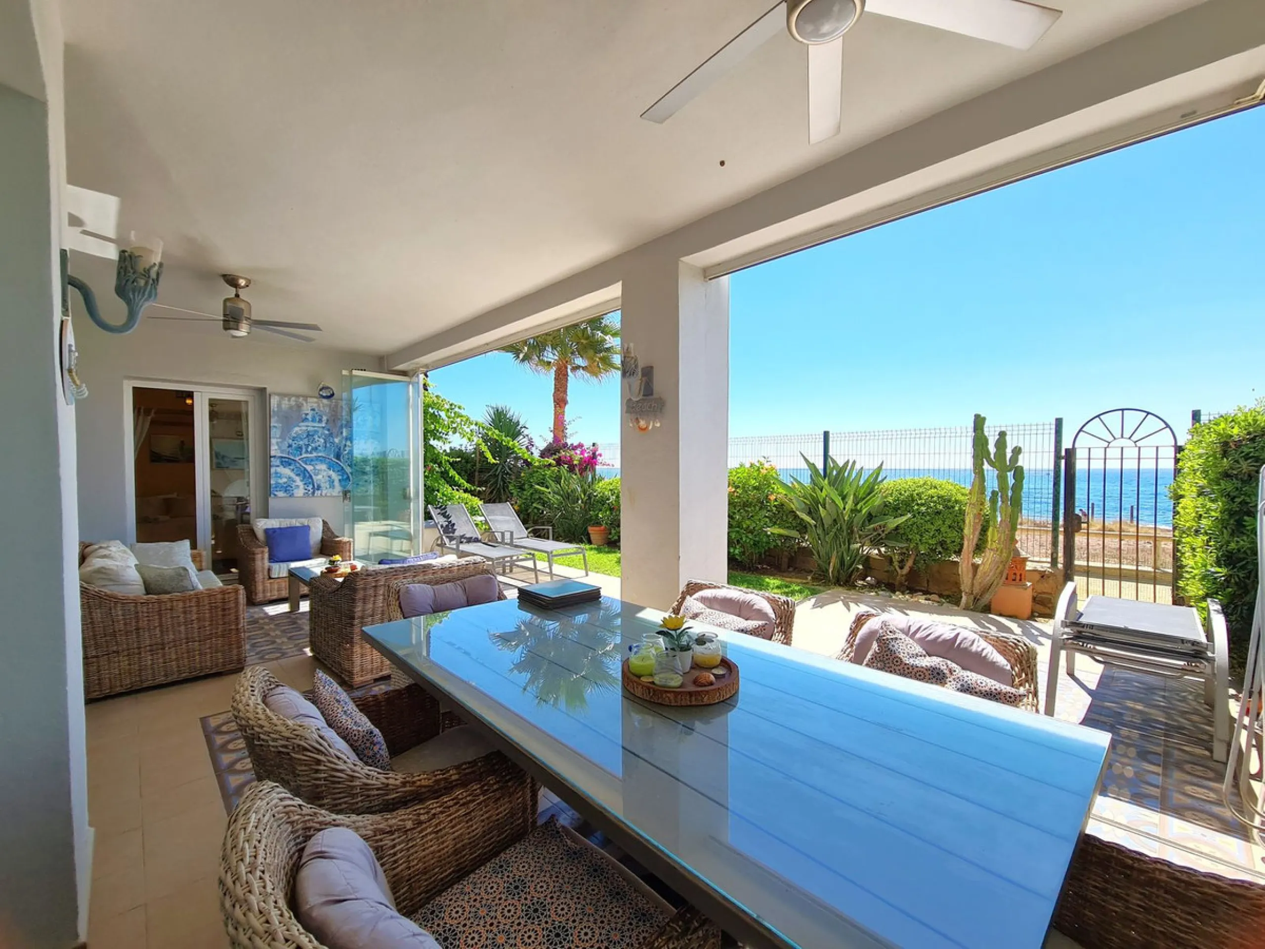 MAGNIFICENT 3-BEDROOM GROUND FLOOR APARTMENT WITH PRIVATE GARDEN ON THE BEACHFRONT