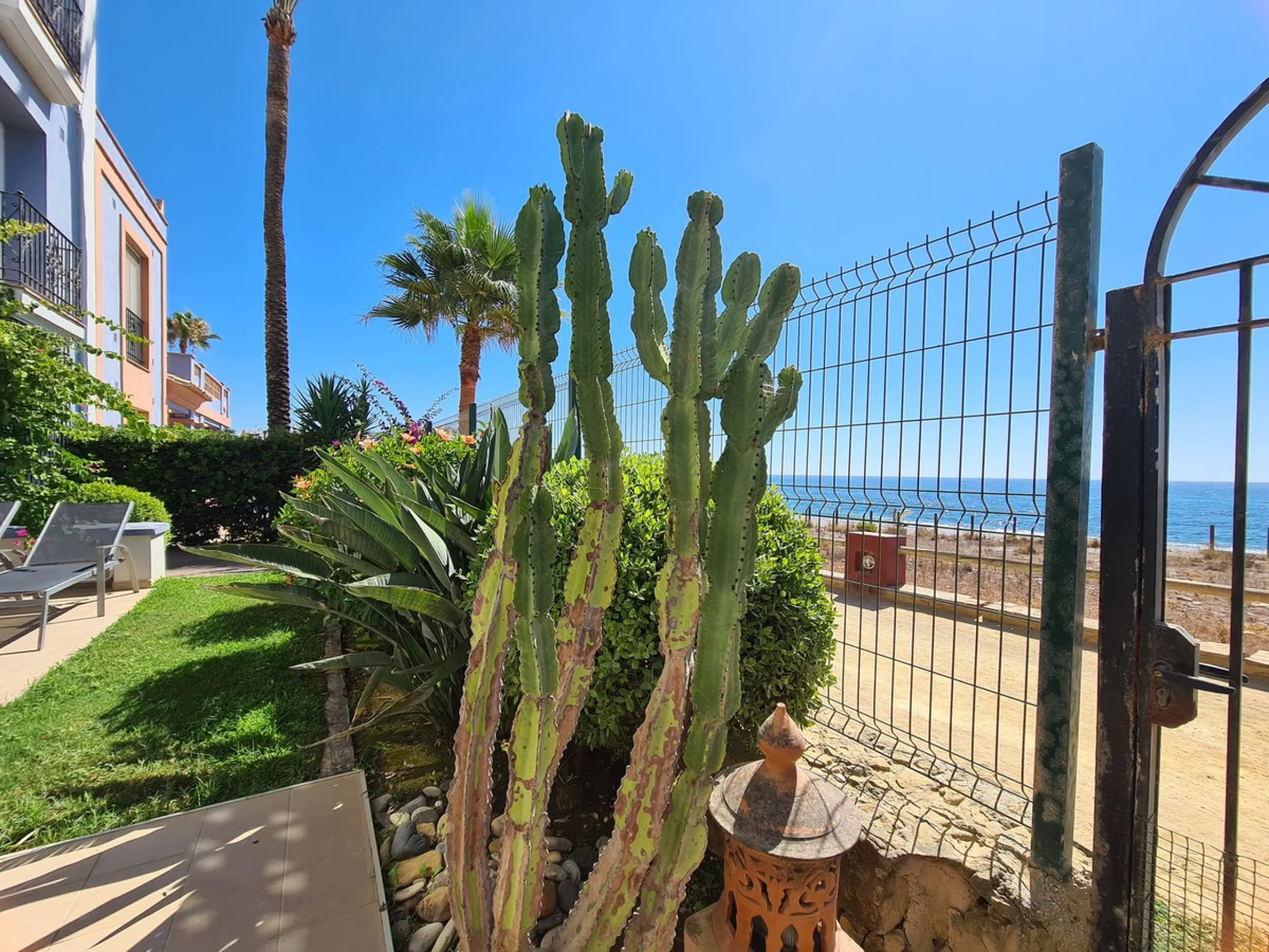 MAGNIFICENT 3-BEDROOM GROUND FLOOR APARTMENT WITH PRIVATE GARDEN ON THE BEACHFRONT
