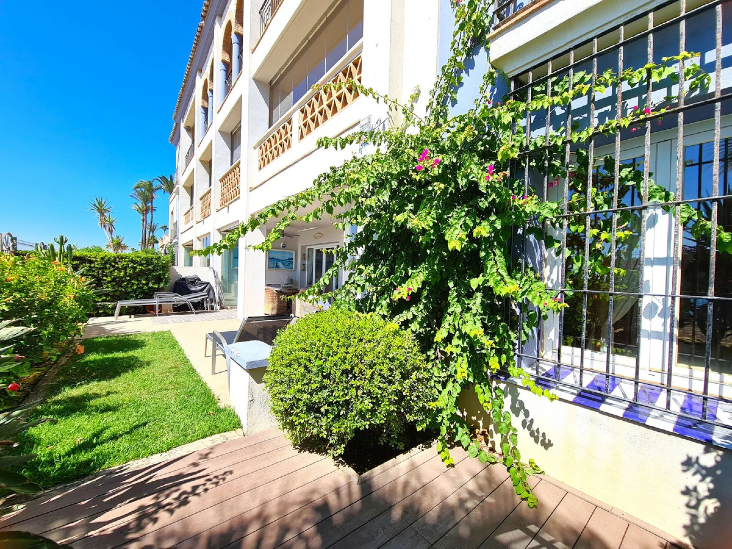 MAGNIFICENT 3-BEDROOM GROUND FLOOR APARTMENT WITH PRIVATE GARDEN ON THE BEACHFRONT