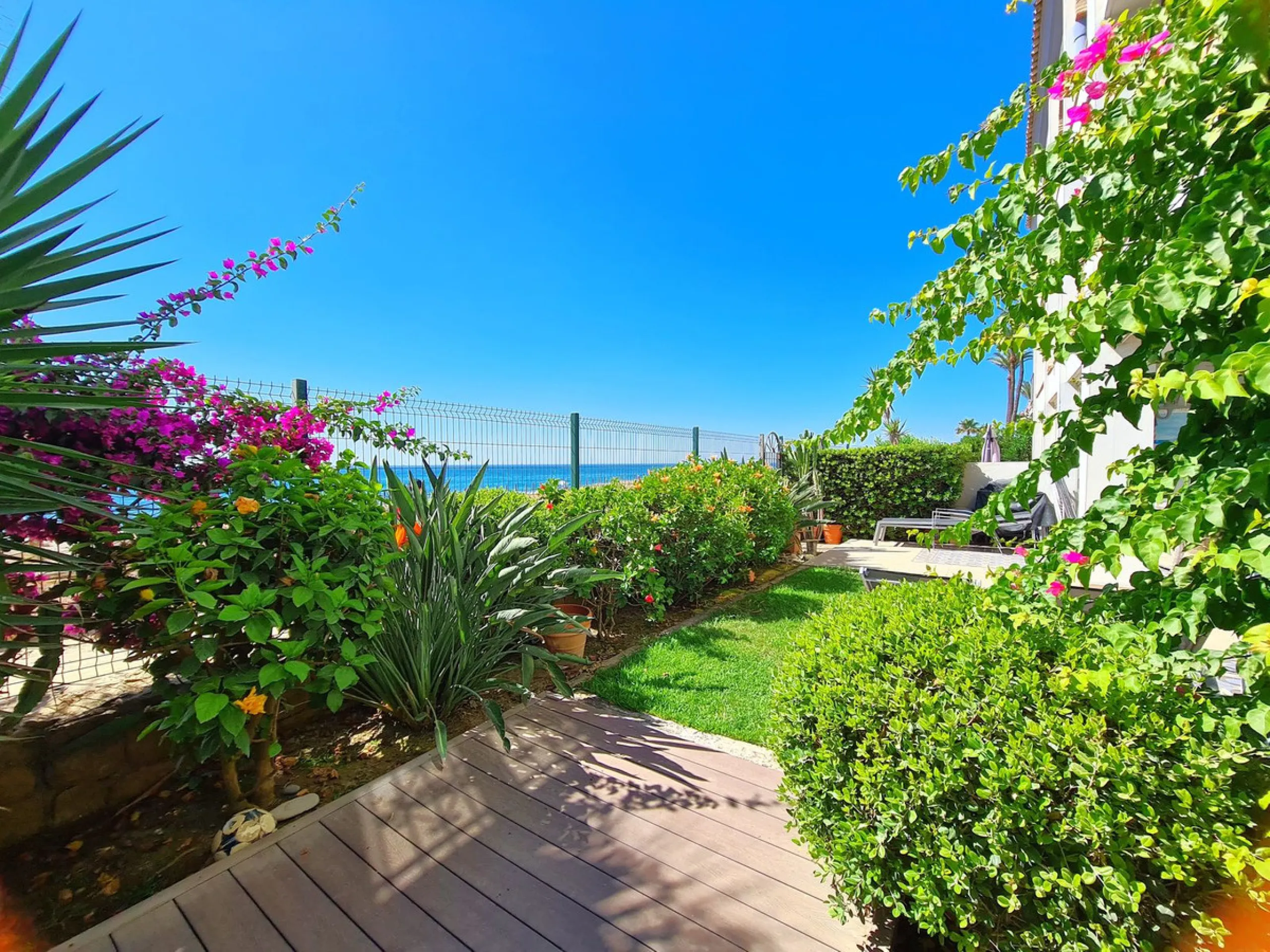 MAGNIFICENT 3-BEDROOM GROUND FLOOR APARTMENT WITH PRIVATE GARDEN ON THE BEACHFRONT