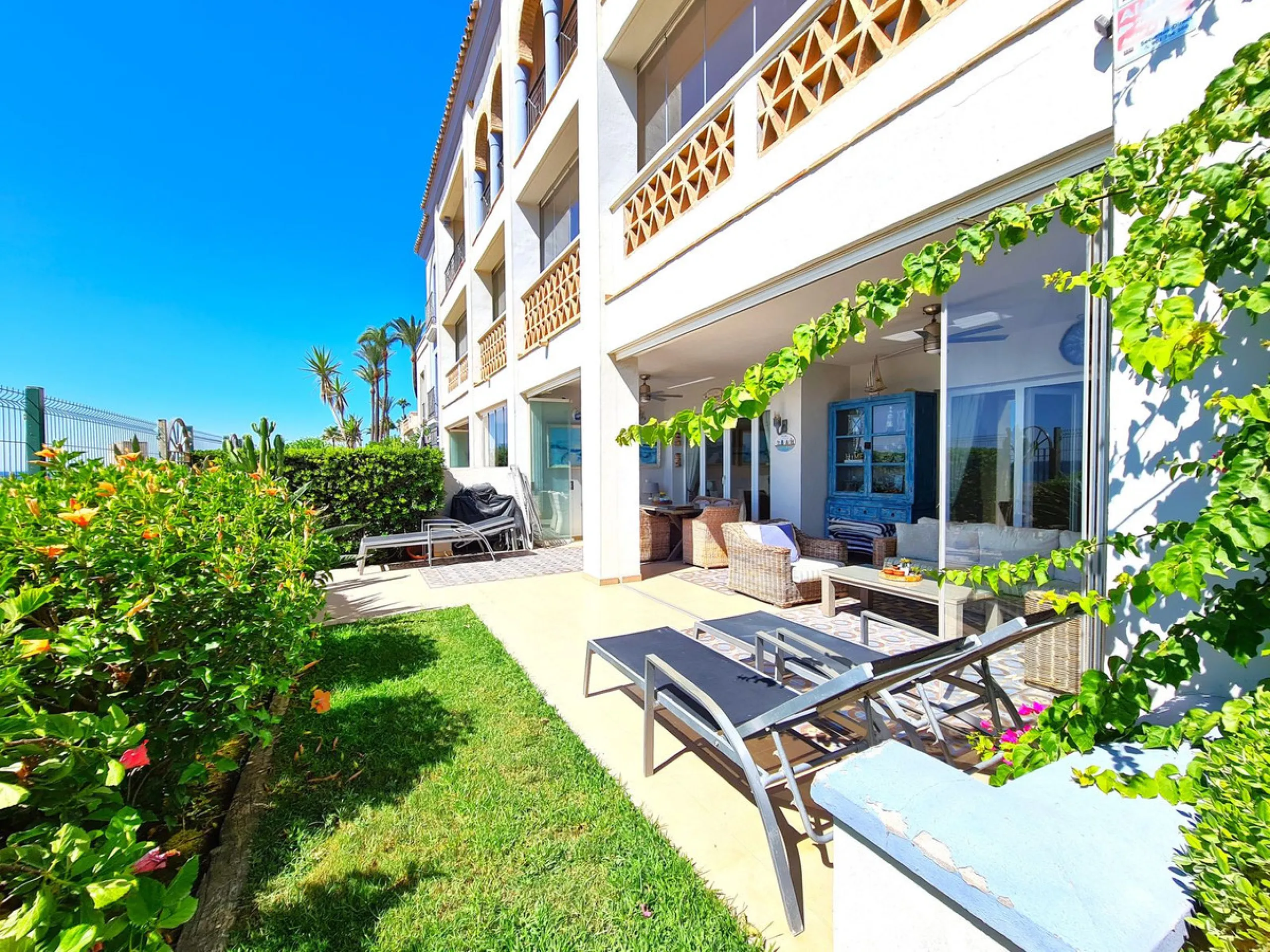 MAGNIFICENT 3-BEDROOM GROUND FLOOR APARTMENT WITH PRIVATE GARDEN ON THE BEACHFRONT