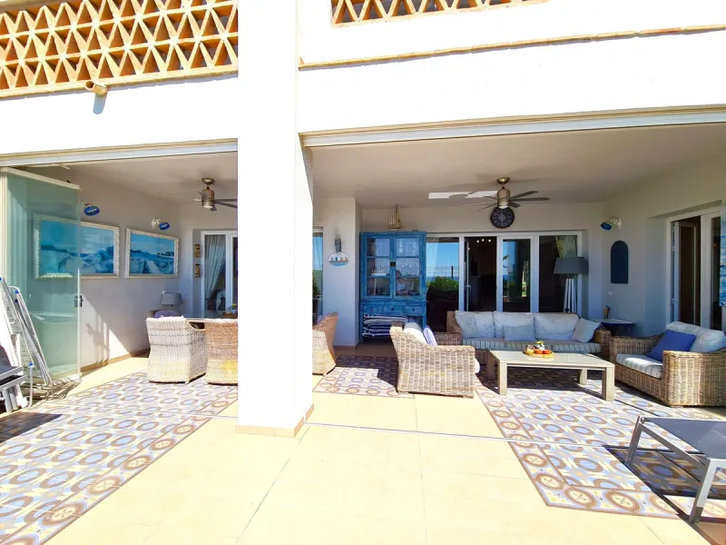 MAGNIFICENT 3-BEDROOM GROUND FLOOR APARTMENT WITH PRIVATE GARDEN ON THE BEACHFRONT