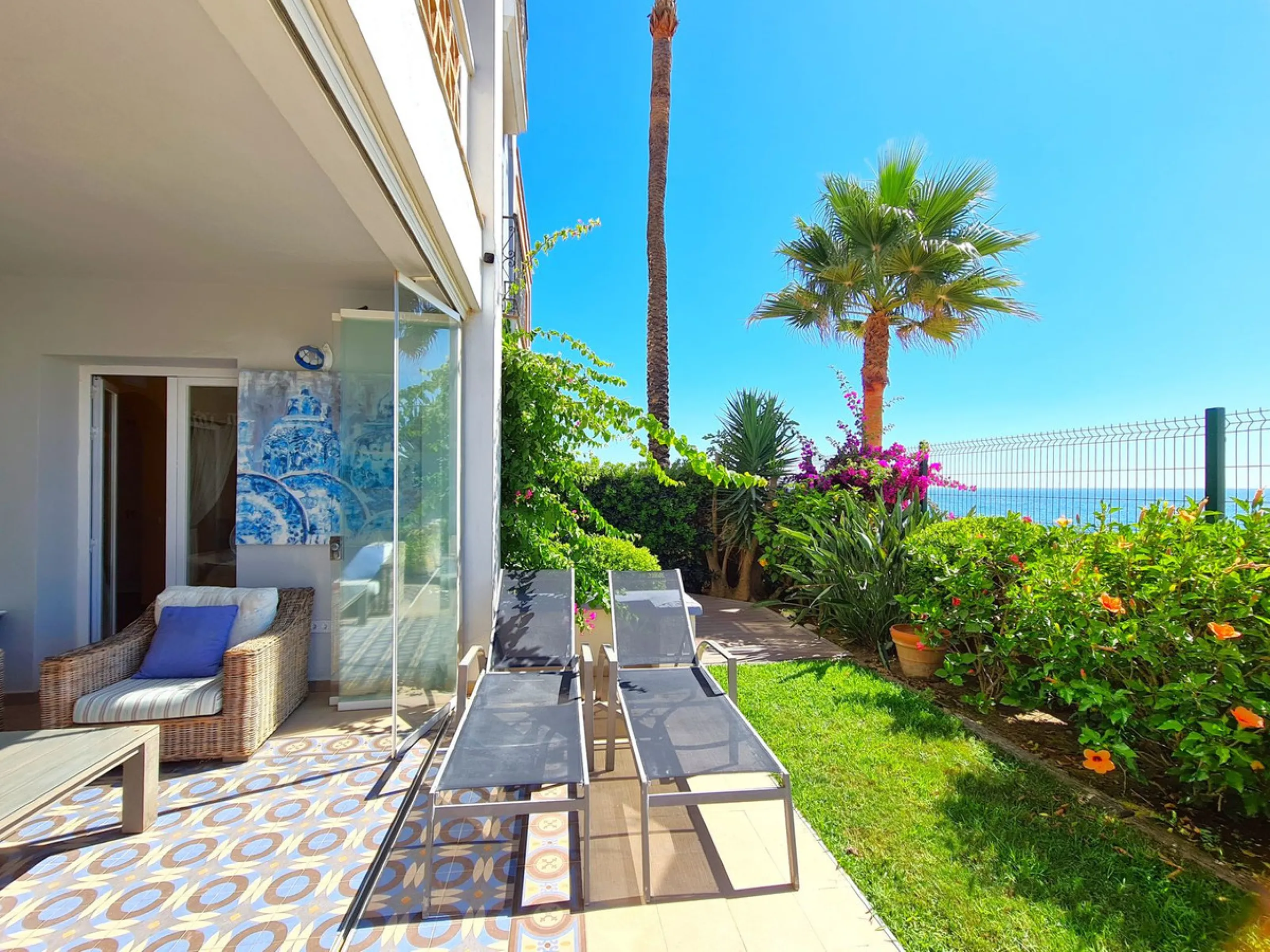 MAGNIFICENT 3-BEDROOM GROUND FLOOR APARTMENT WITH PRIVATE GARDEN ON THE BEACHFRONT