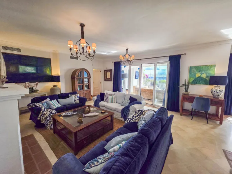 MAGNIFICENT 3-BEDROOM GROUND FLOOR APARTMENT WITH PRIVATE GARDEN ON THE BEACHFRONT