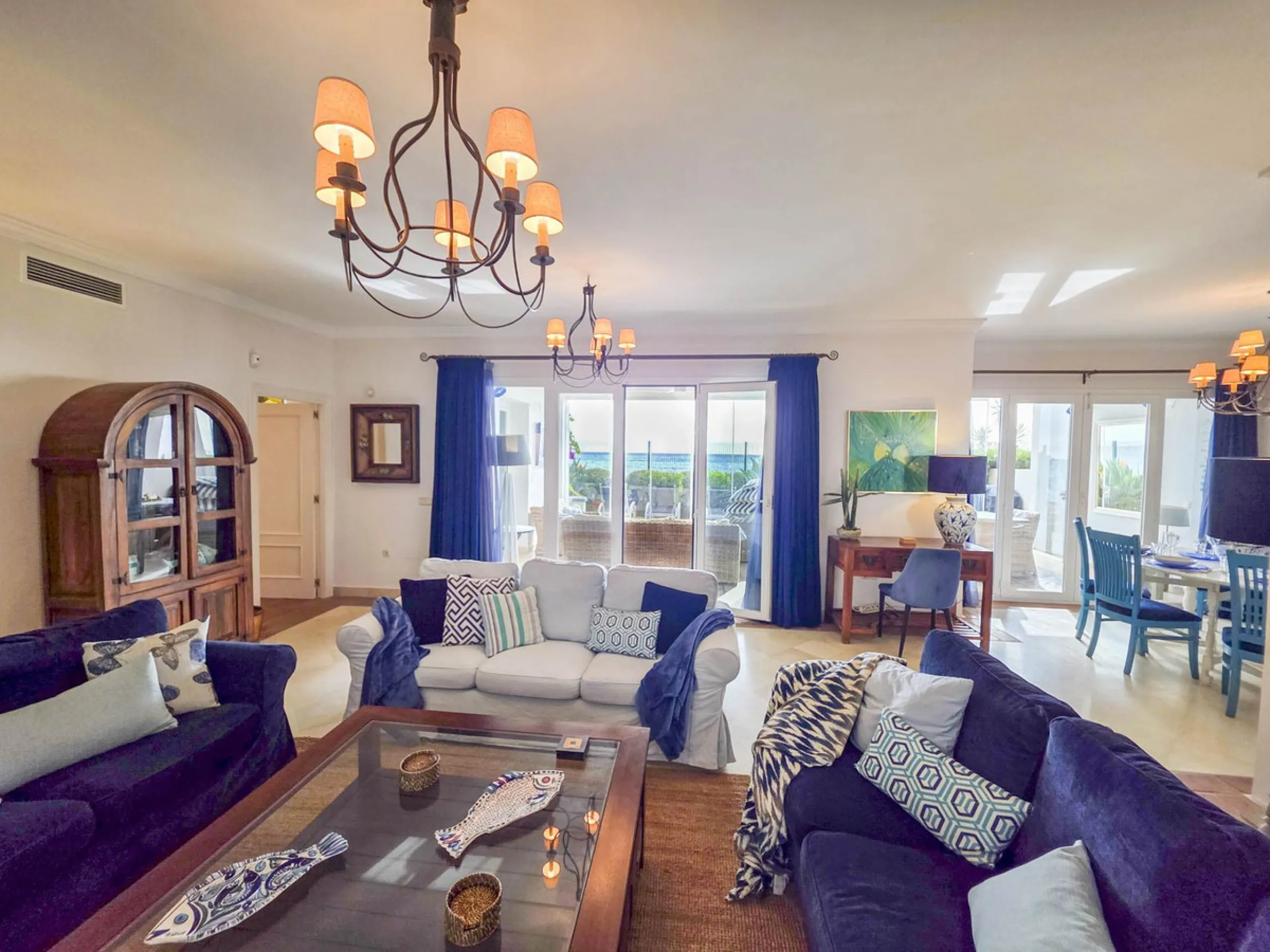 MAGNIFICENT 3-BEDROOM GROUND FLOOR APARTMENT WITH PRIVATE GARDEN ON THE BEACHFRONT