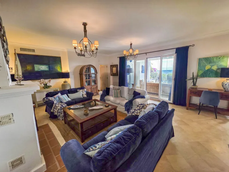 MAGNIFICENT 3-BEDROOM GROUND FLOOR APARTMENT WITH PRIVATE GARDEN ON THE BEACHFRONT