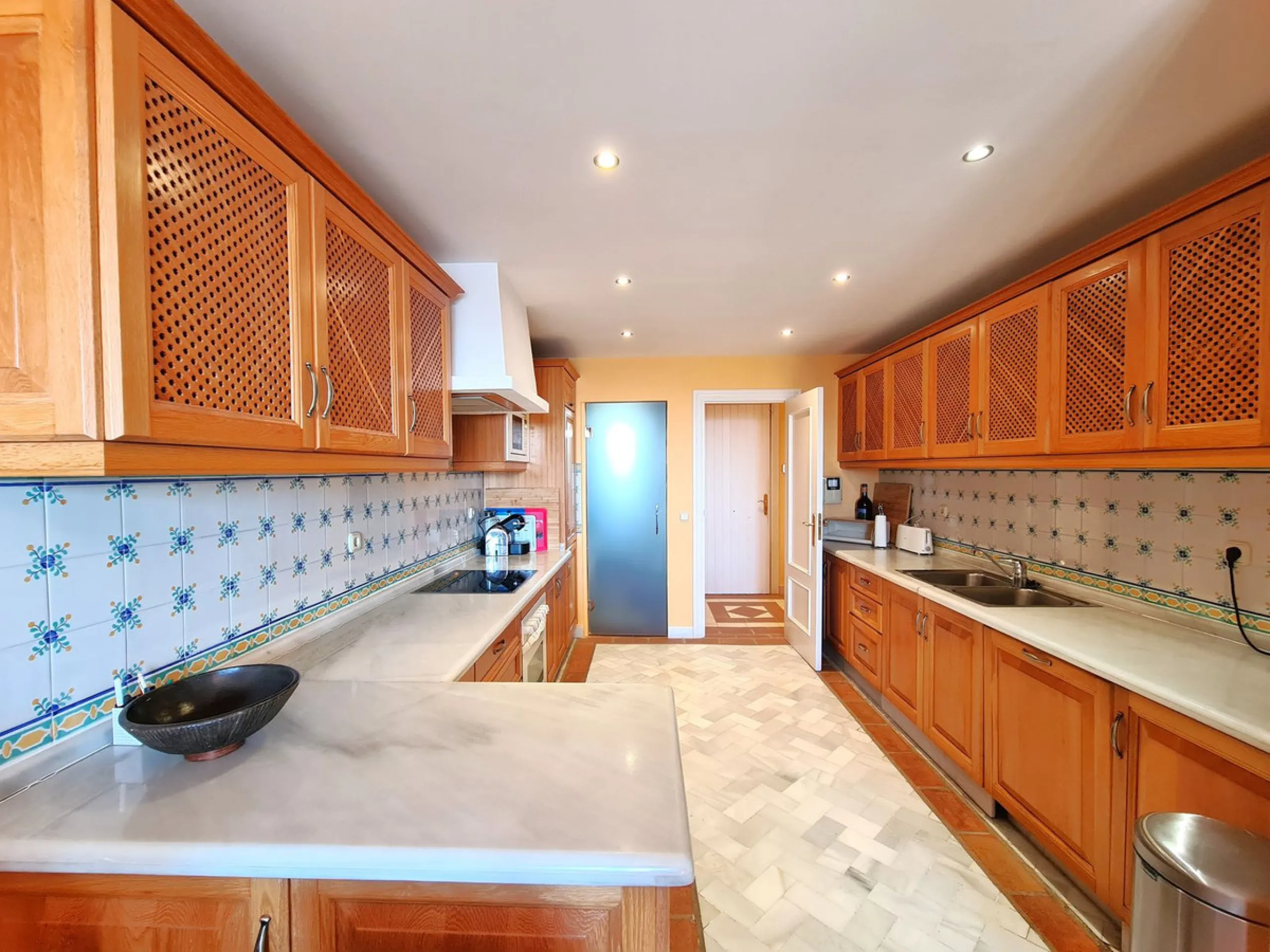 MAGNIFICENT 3-BEDROOM GROUND FLOOR APARTMENT WITH PRIVATE GARDEN ON THE BEACHFRONT