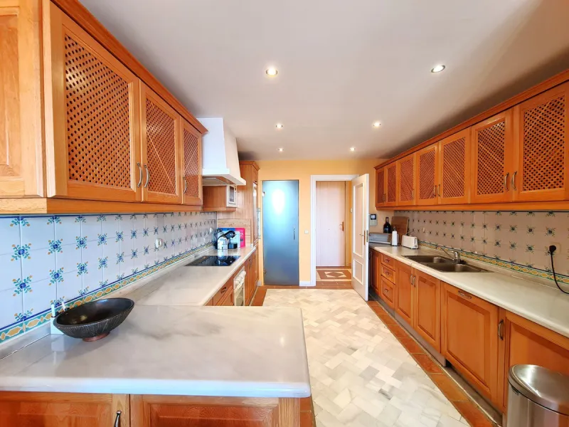 MAGNIFICENT 3-BEDROOM GROUND FLOOR APARTMENT WITH PRIVATE GARDEN ON THE BEACHFRONT
