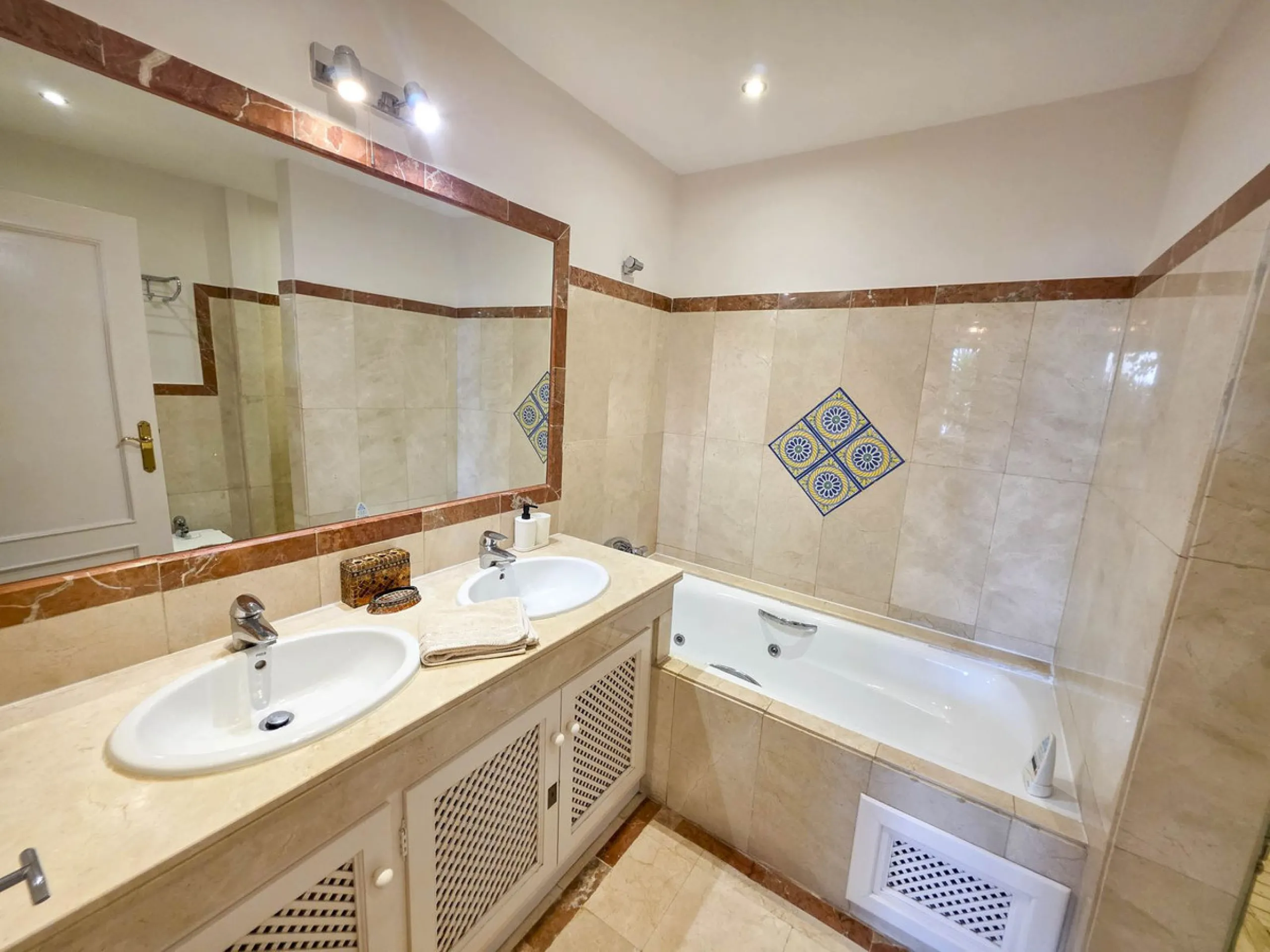 MAGNIFICENT 3-BEDROOM GROUND FLOOR APARTMENT WITH PRIVATE GARDEN ON THE BEACHFRONT