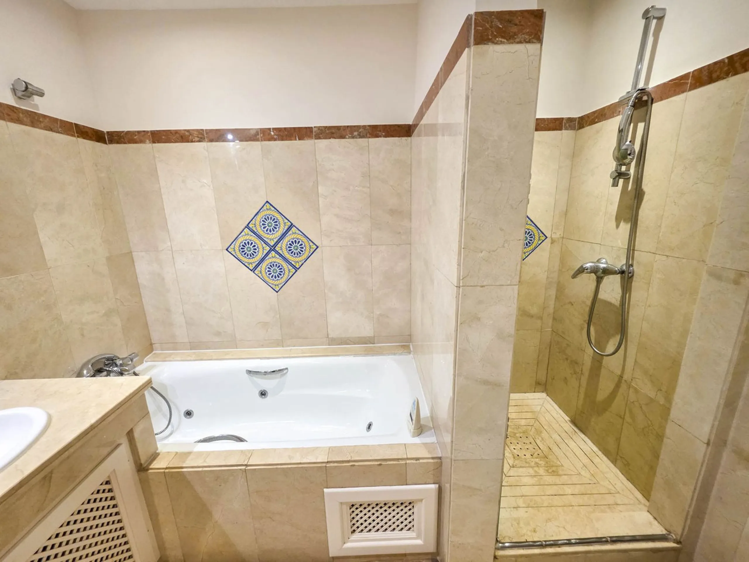 MAGNIFICENT 3-BEDROOM GROUND FLOOR APARTMENT WITH PRIVATE GARDEN ON THE BEACHFRONT